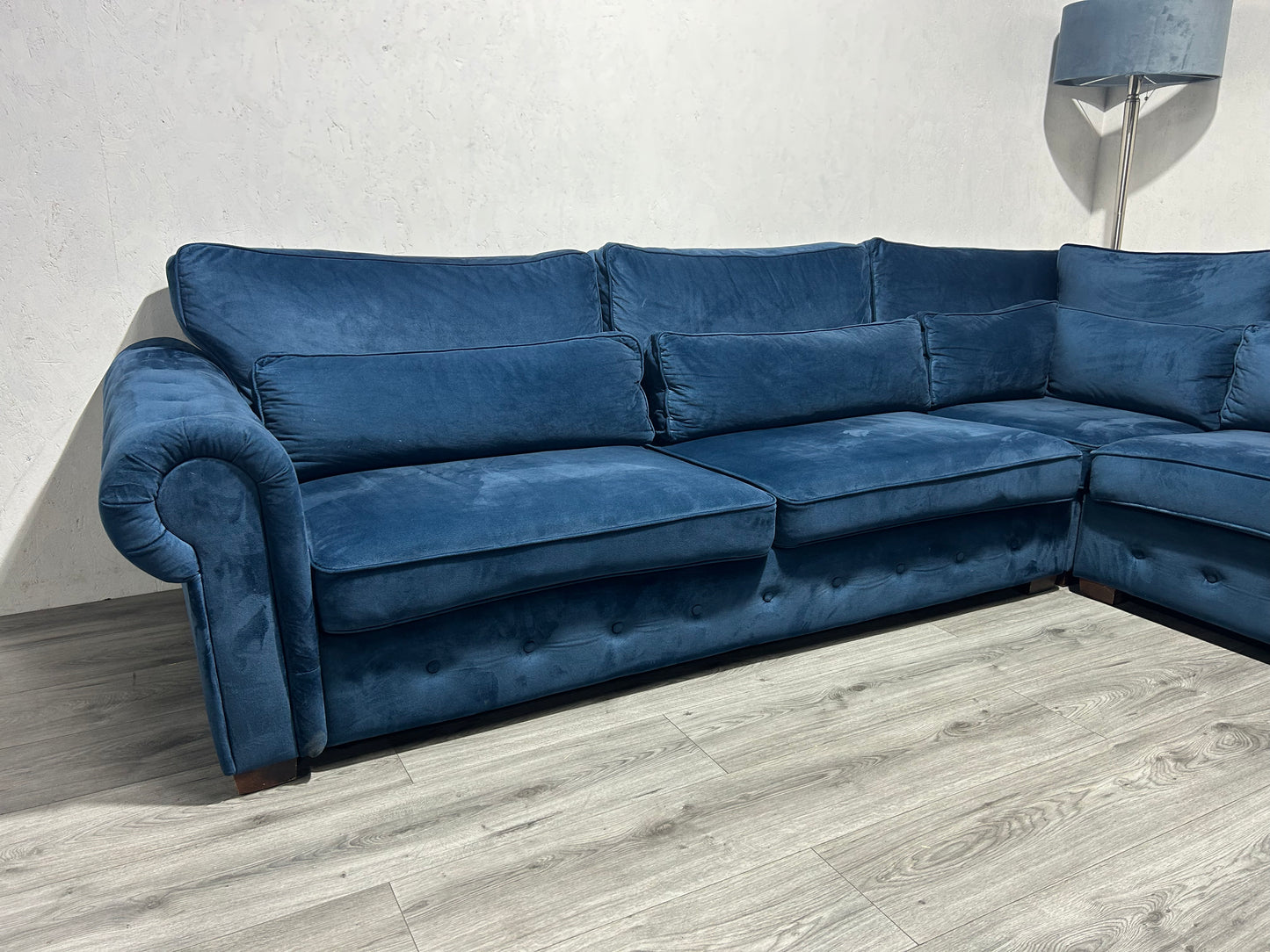 Donker Blauwe Velvet Hoekbank ~ Losse Kussens Met Afneembare Hoezen