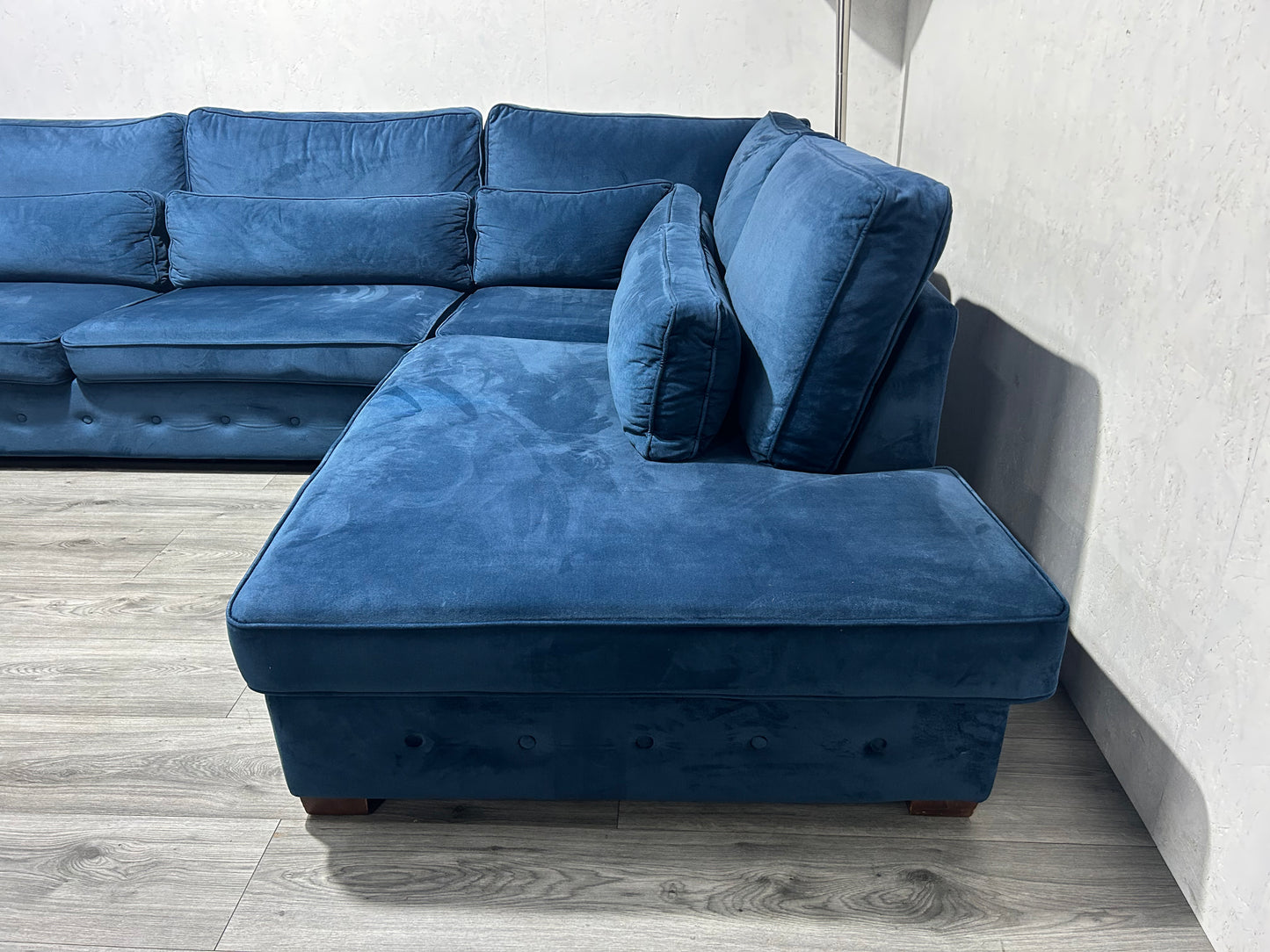 Donker Blauwe Velvet Hoekbank ~ Losse Kussens Met Afneembare Hoezen