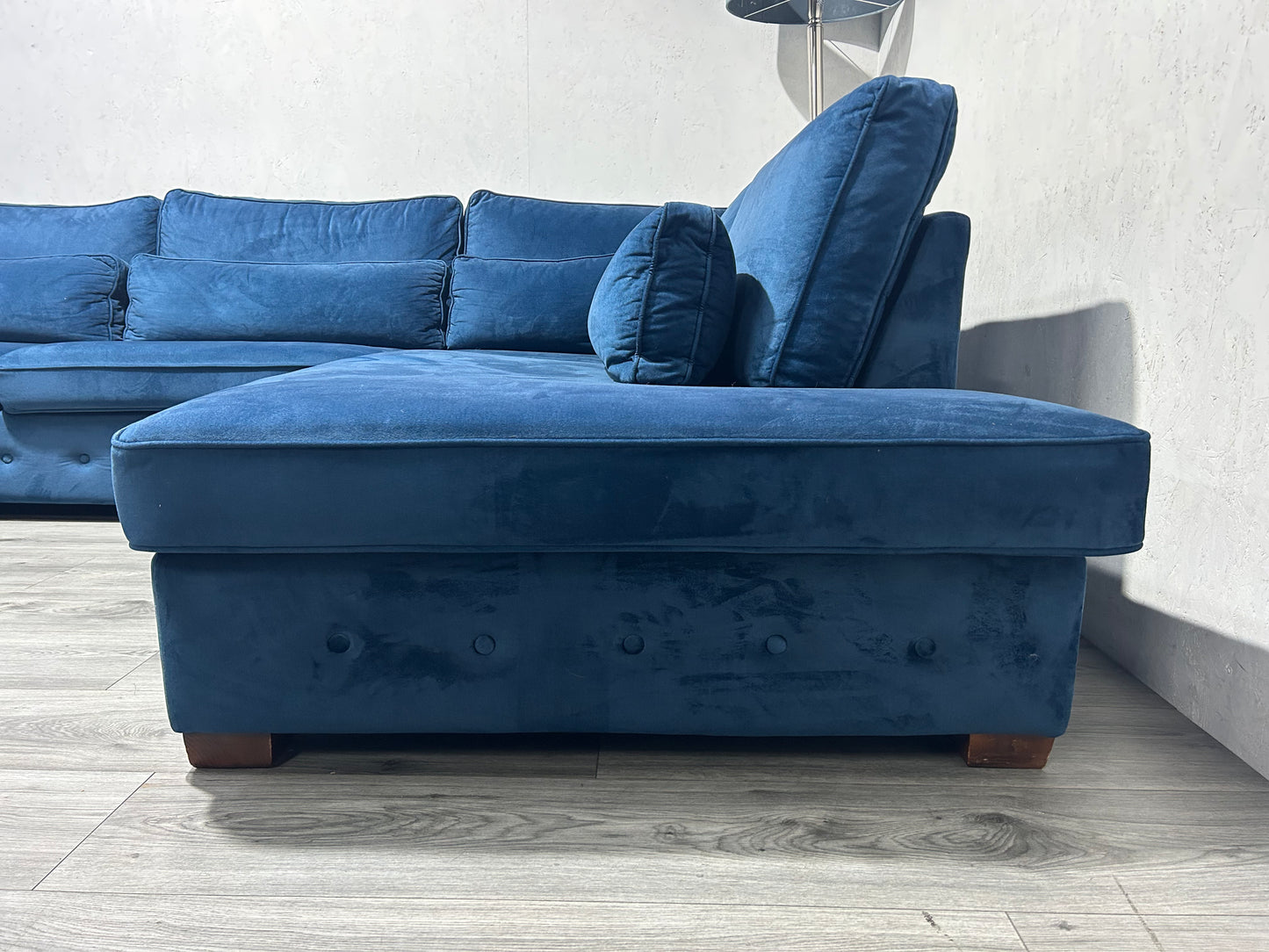 Donker Blauwe Velvet Hoekbank ~ Losse Kussens Met Afneembare Hoezen
