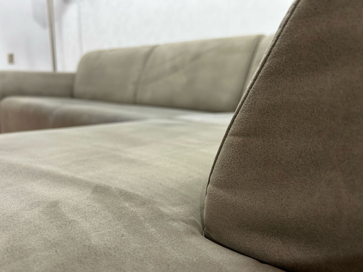 Licht Grijze Suède Stof Hoekbank ~ Vaste Kussens