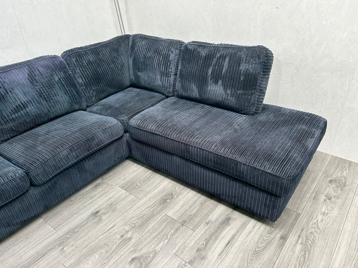 Donker Blauwe Ribstof Hoekbank ~ Nieuwstaat - Banken Bazaar