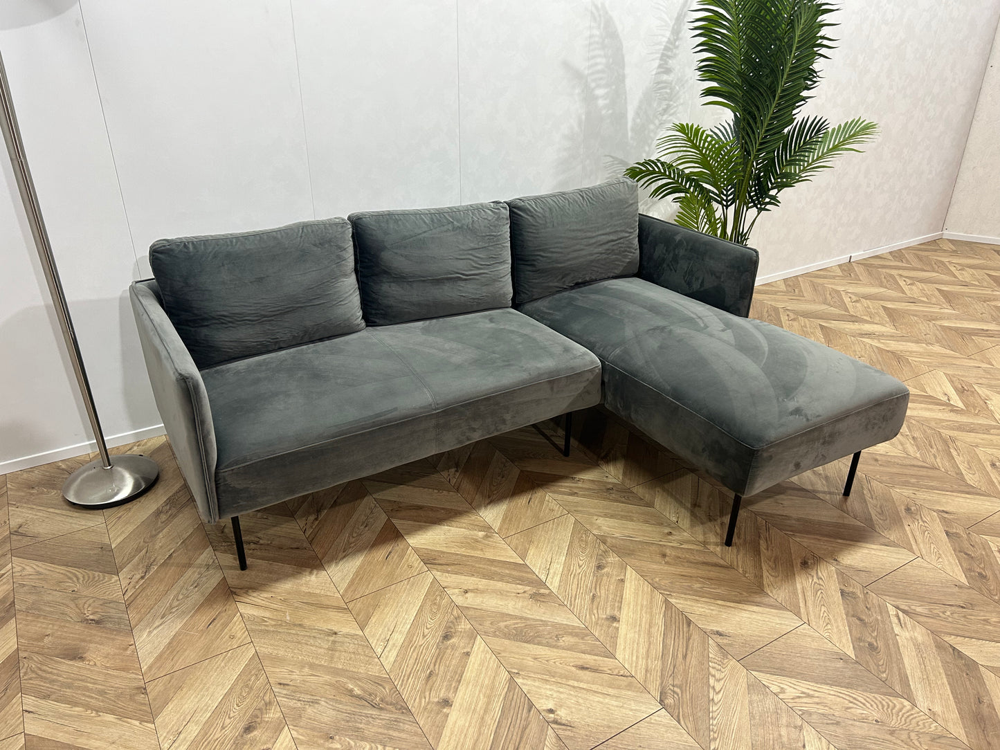 Grijze Velvet Hoekbank ~ Losse Rugkussens Met Afneembare Hoezen