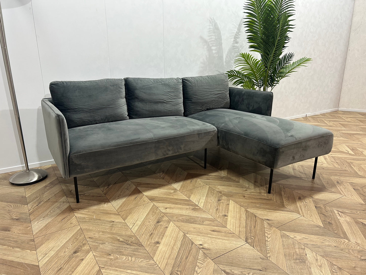 Grijze Velvet Hoekbank ~ Losse Rugkussens Met Afneembare Hoezen