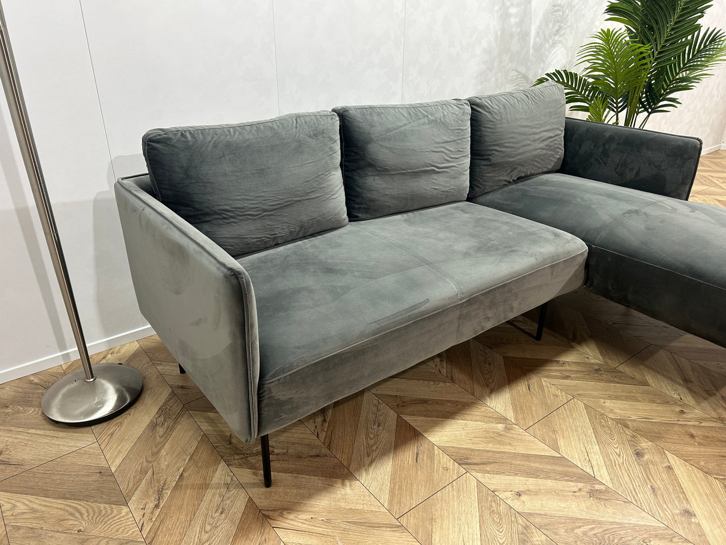 Grijze Velvet Hoekbank ~ Losse Rugkussens Met Afneembare Hoezen