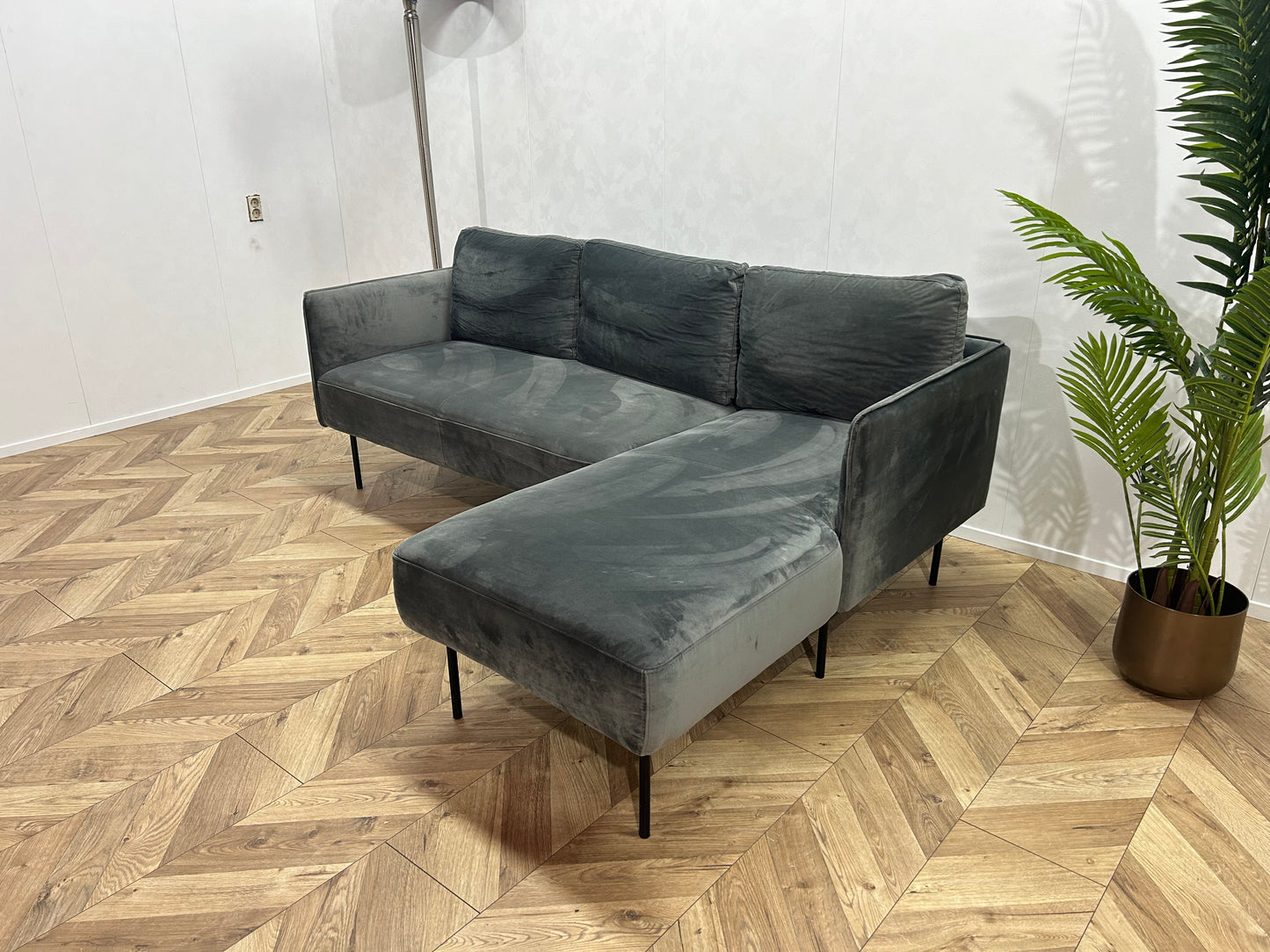 Grijze Velvet Hoekbank ~ Losse Rugkussens Met Afneembare Hoezen
