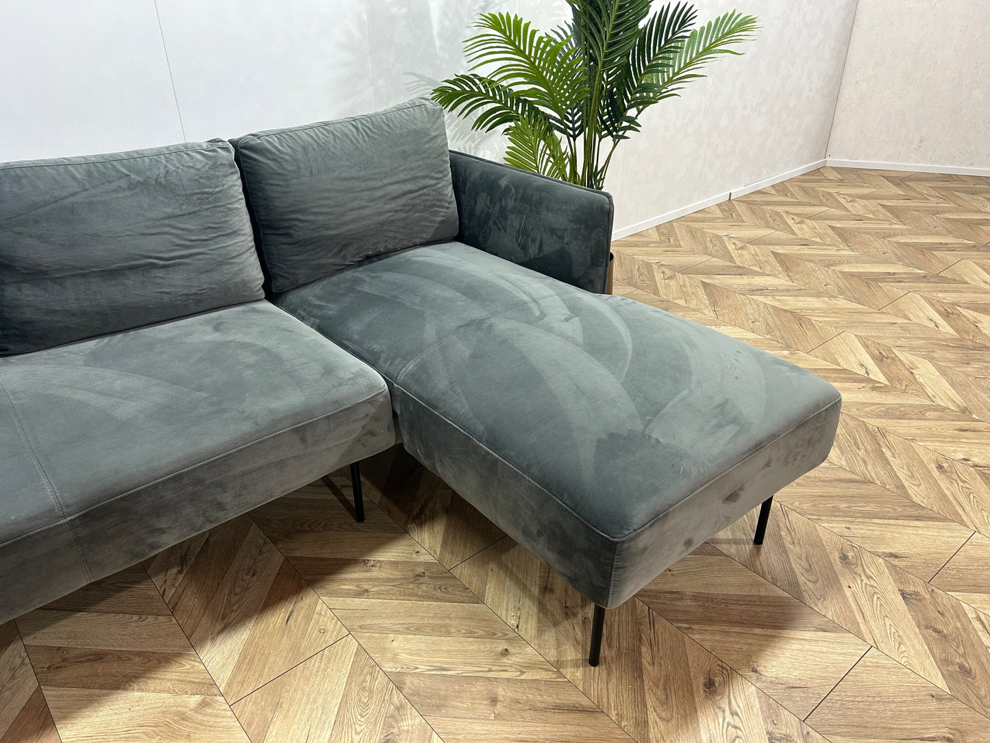Grijze Velvet Hoekbank ~ Losse Rugkussens Met Afneembare Hoezen