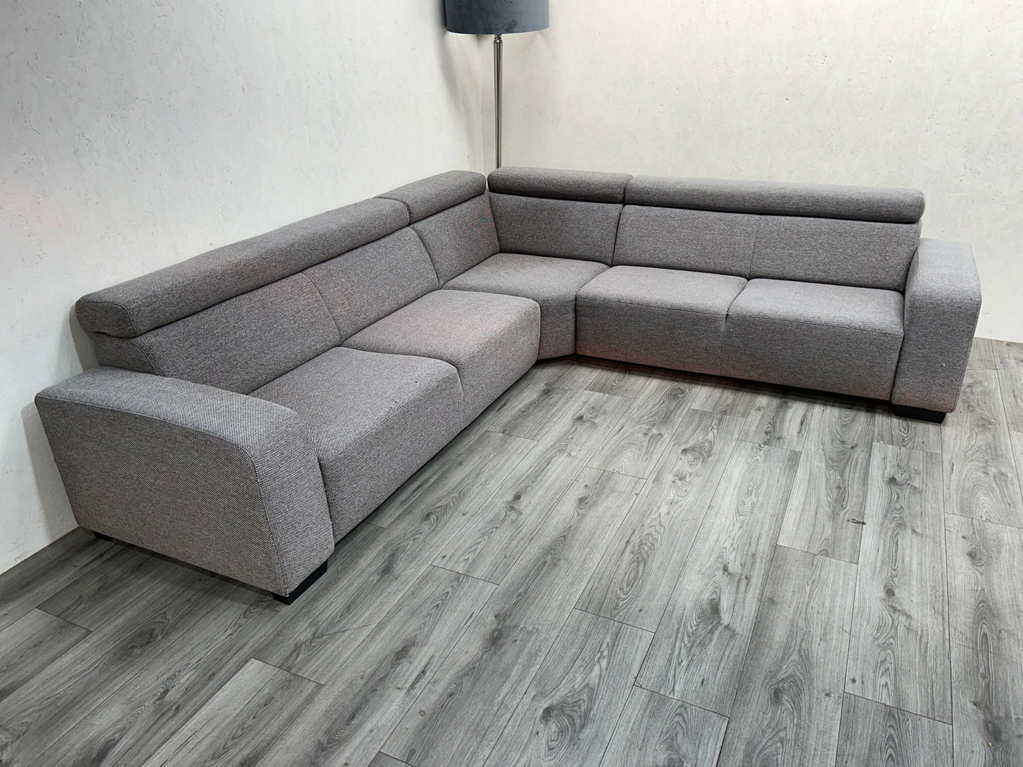 Licht Grijze Hoekbank ~ Verstelbare Hoofdsteunen ~ Nieuwstaat - Banken Bazaar