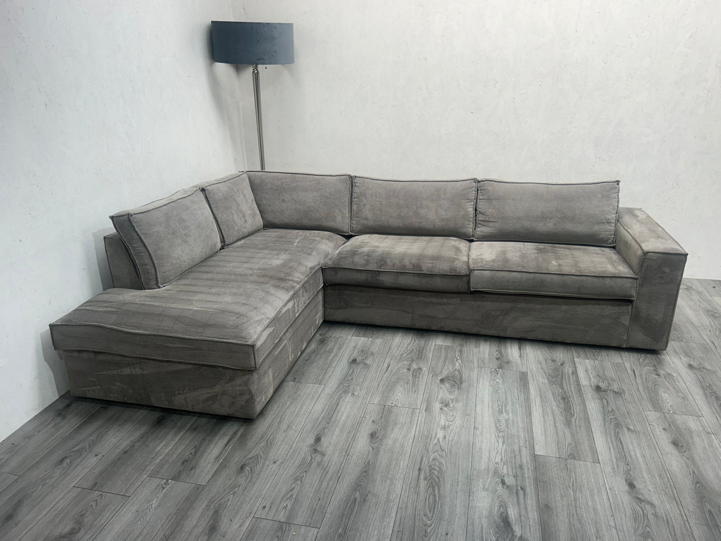 WOOD Licht Grijze Ribstof Hoekbank ~ Nieuwstaat - Banken Bazaar
