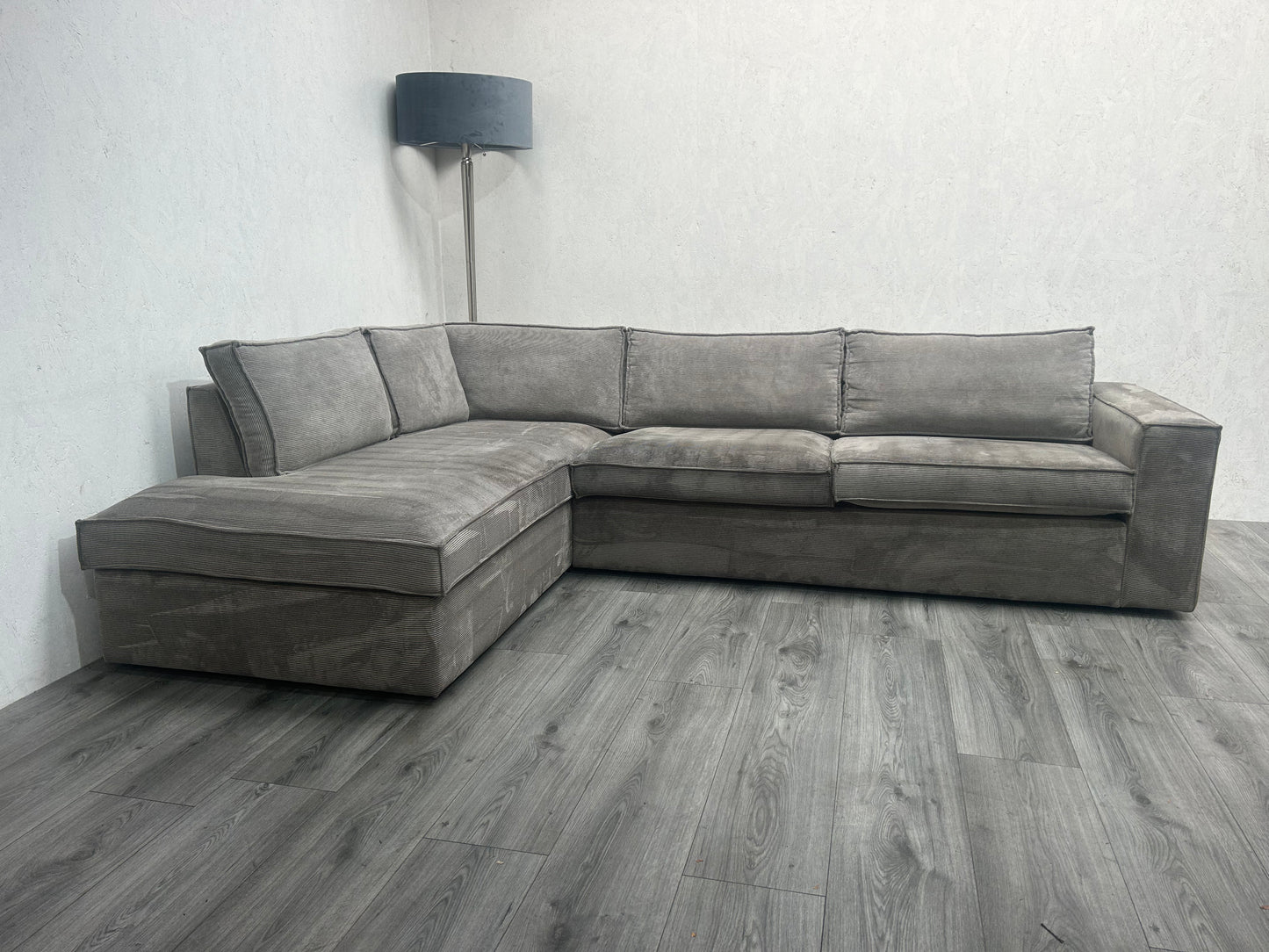 WOOD Licht Grijze Ribstof Hoekbank ~ Nieuwstaat - Banken Bazaar