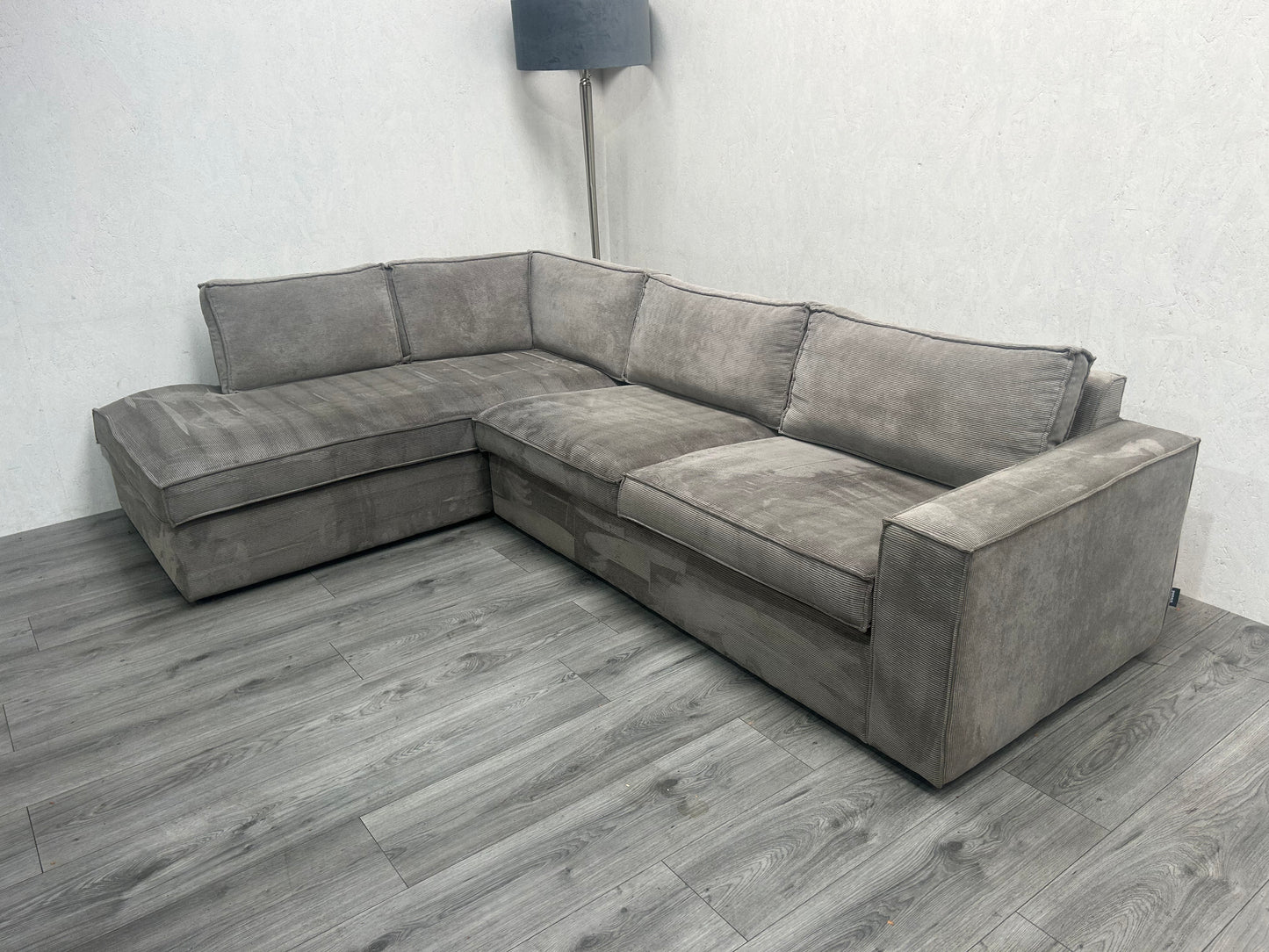 WOOD Licht Grijze Ribstof Hoekbank ~ Nieuwstaat - Banken Bazaar