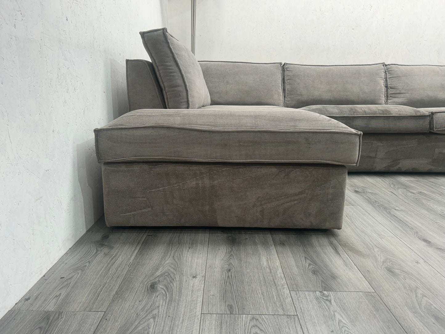WOOD Licht Grijze Ribstof Hoekbank ~ Nieuwstaat - Banken Bazaar