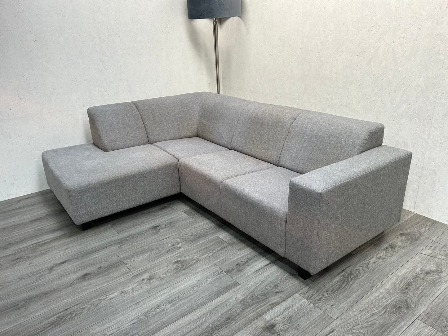 Licht Grijze Hoekbank ~ Vaste Kussens - Banken Bazaar