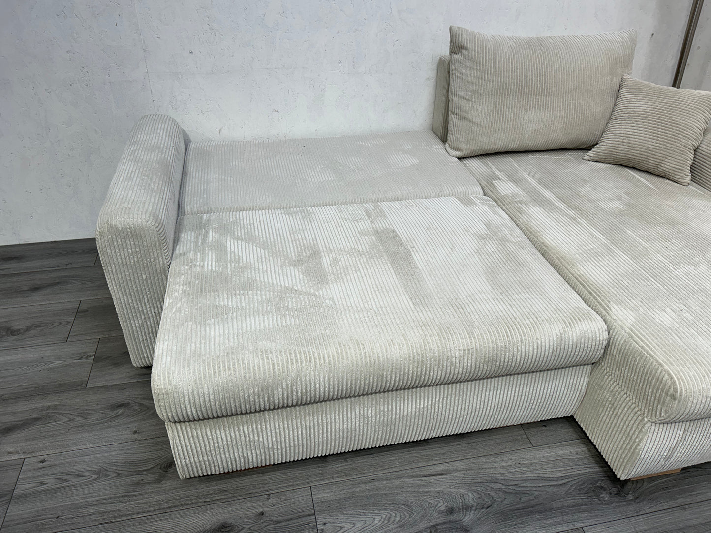 Beige Ribstof Hoekbank Met Slaapfunctie ~ Nieuwstaat - Banken Bazaar