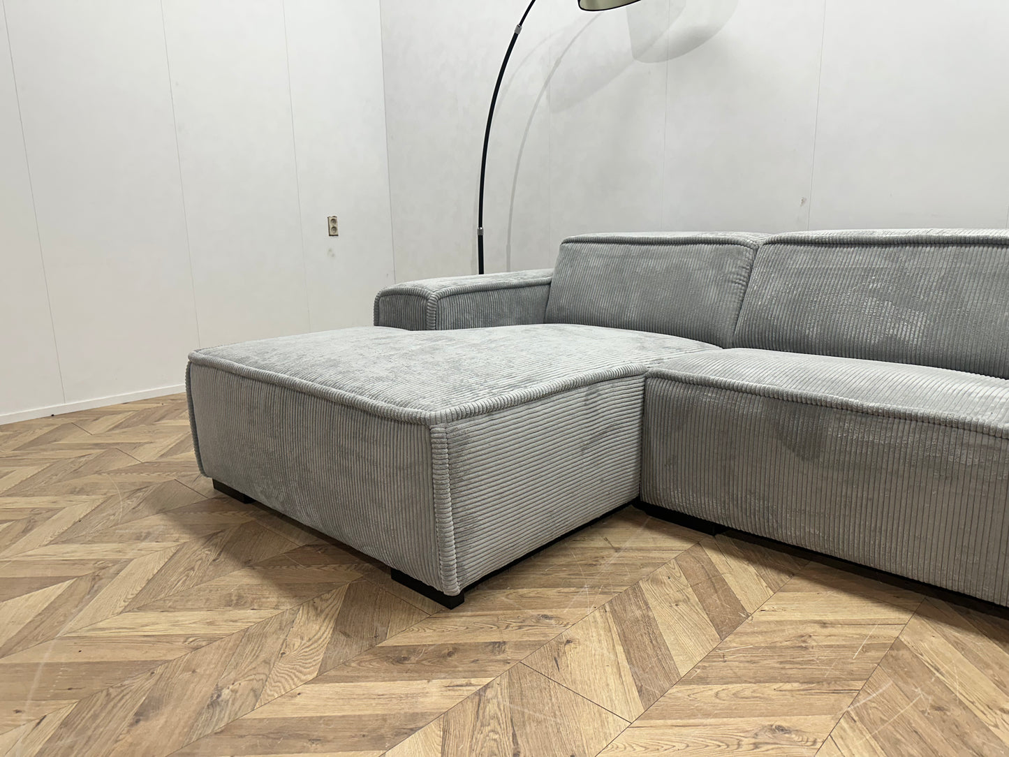 !Showroom Model! Licht Grijze Ribstof Hoekbank