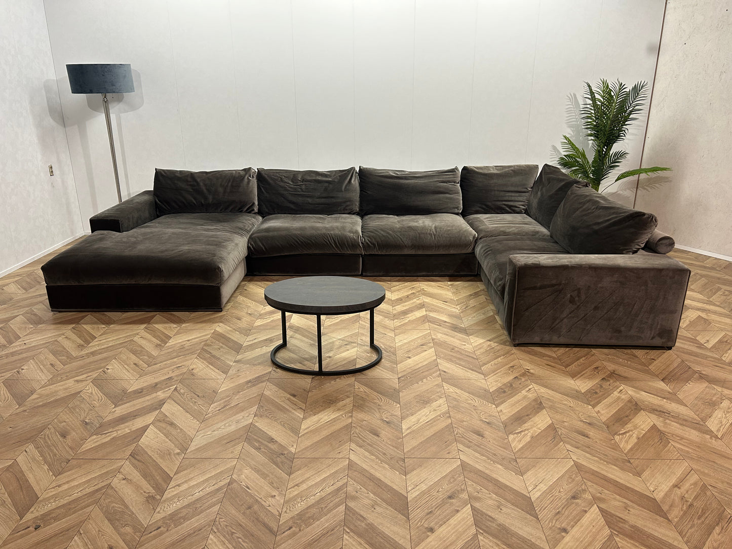 Ruime Grijze Velvet U Bank ~ Losse Kussens Met Afneembare Hoezen
