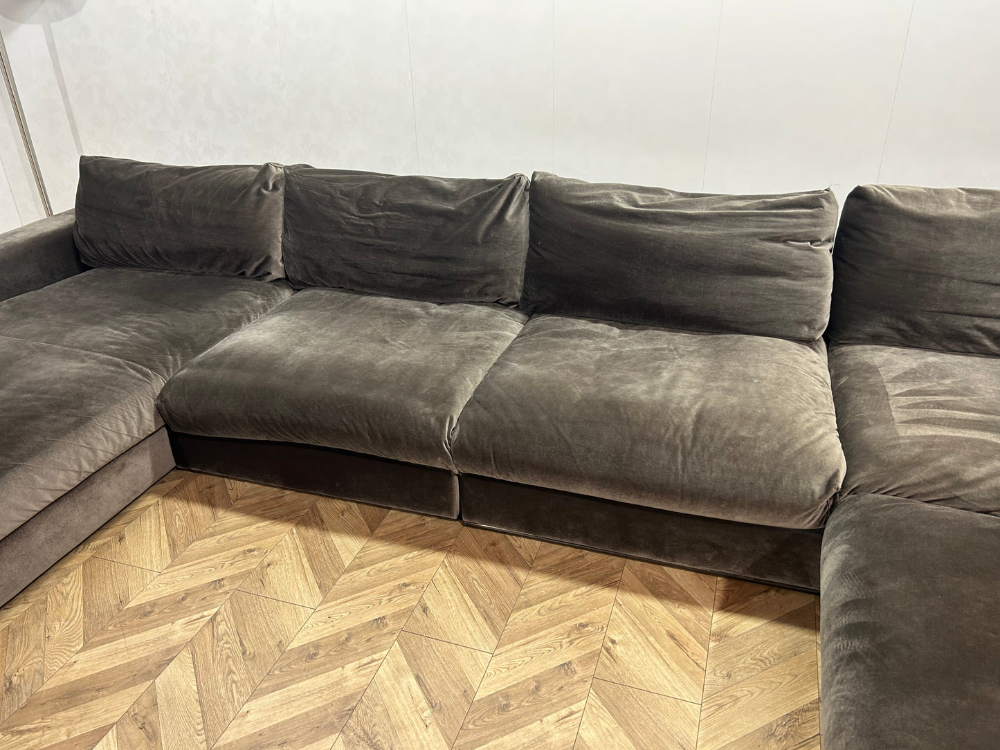 Ruime Grijze Velvet U Bank ~ Losse Kussens Met Afneembare Hoezen