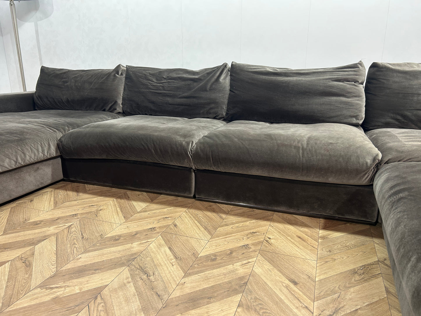 Ruime Grijze Velvet U Bank ~ Losse Kussens Met Afneembare Hoezen