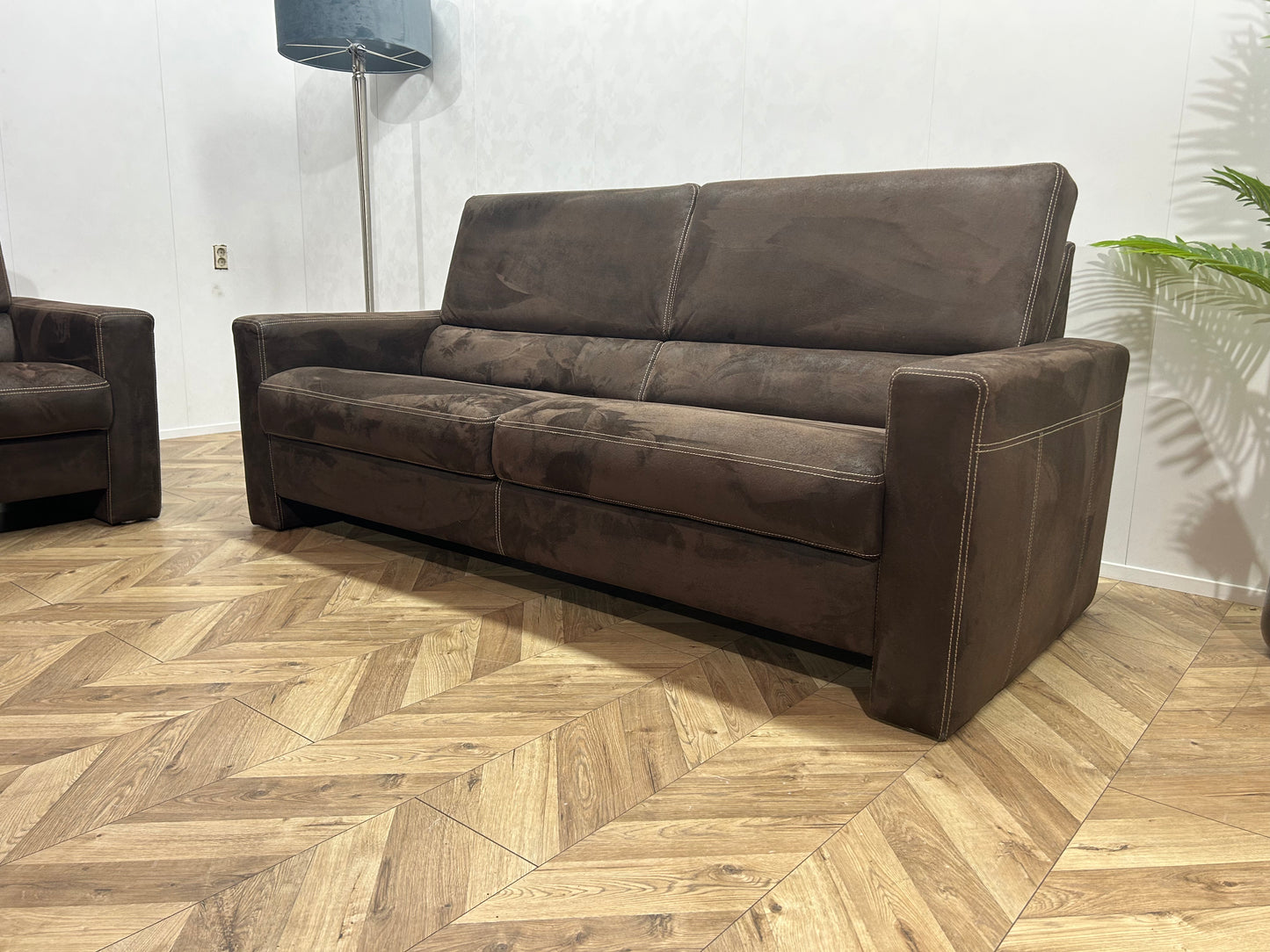 Bruine Suède Stof 2,5-Zits Bank Inc. Fauteuils ~ Nieuwstaat