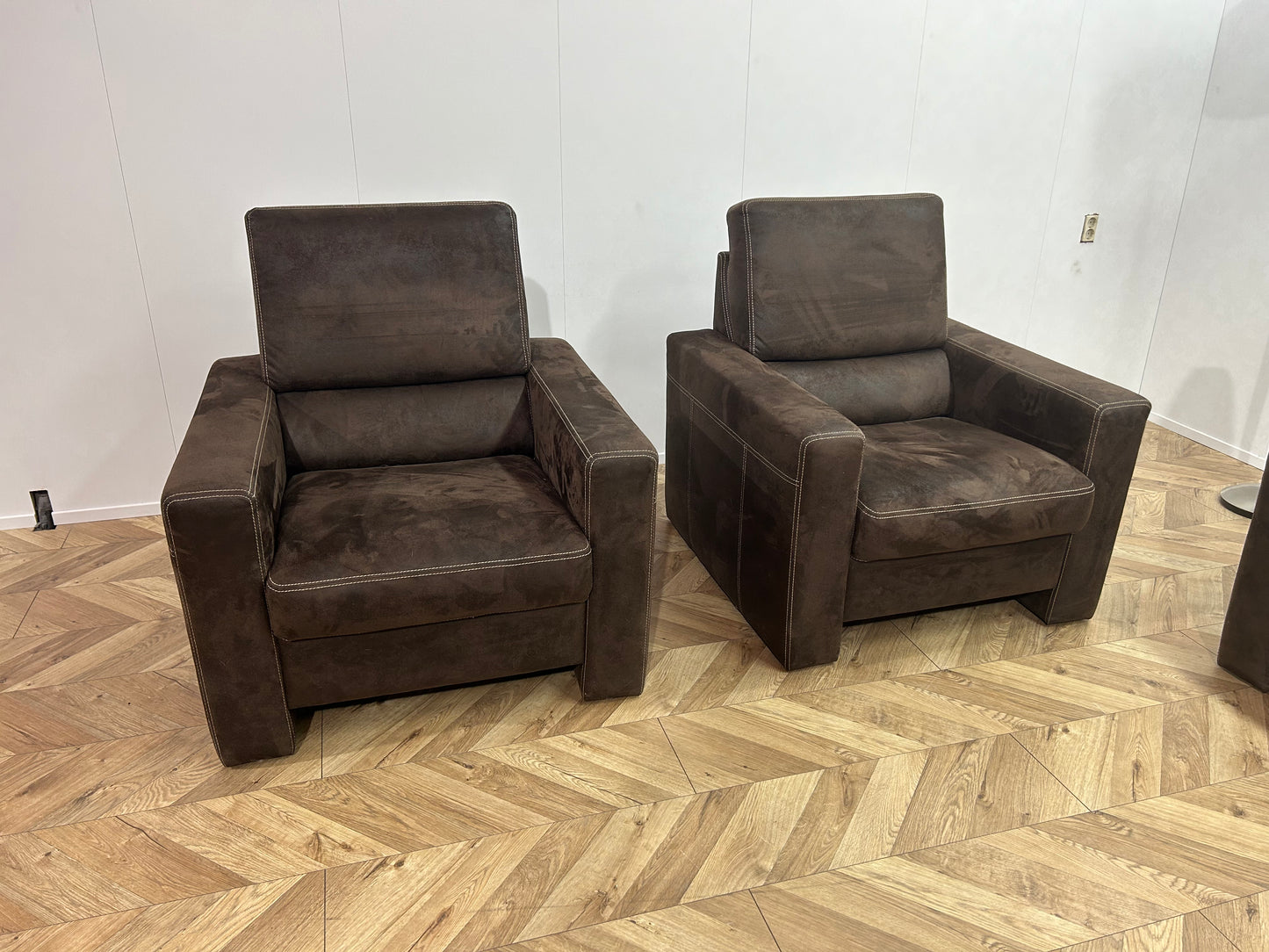Bruine Suède Stof 2,5-Zits Bank Inc. Fauteuils ~ Nieuwstaat