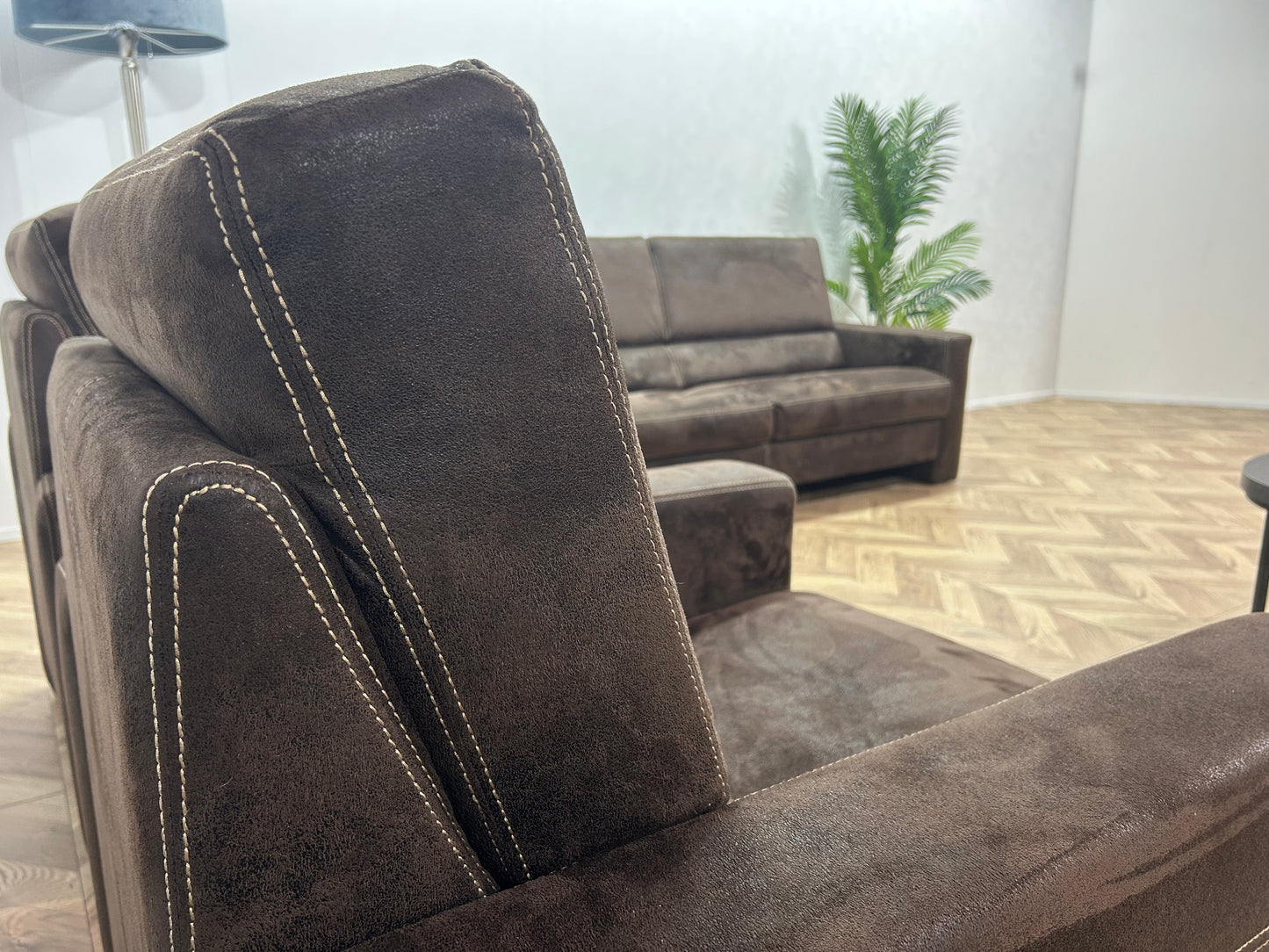 Bruine Suède Stof 2,5-Zits Bank Inc. Fauteuils ~ Nieuwstaat