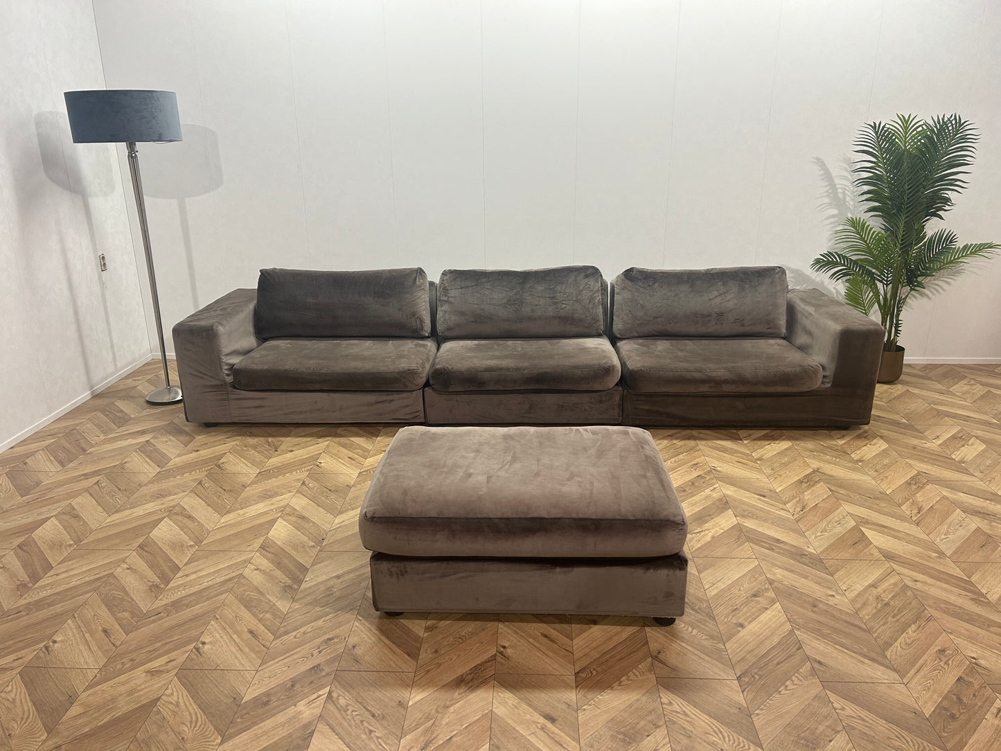 Licht Grijze Velvet 3-Zits Bank Inc. Hocker ~ Losse Kussens Met Afneembare Hoezen