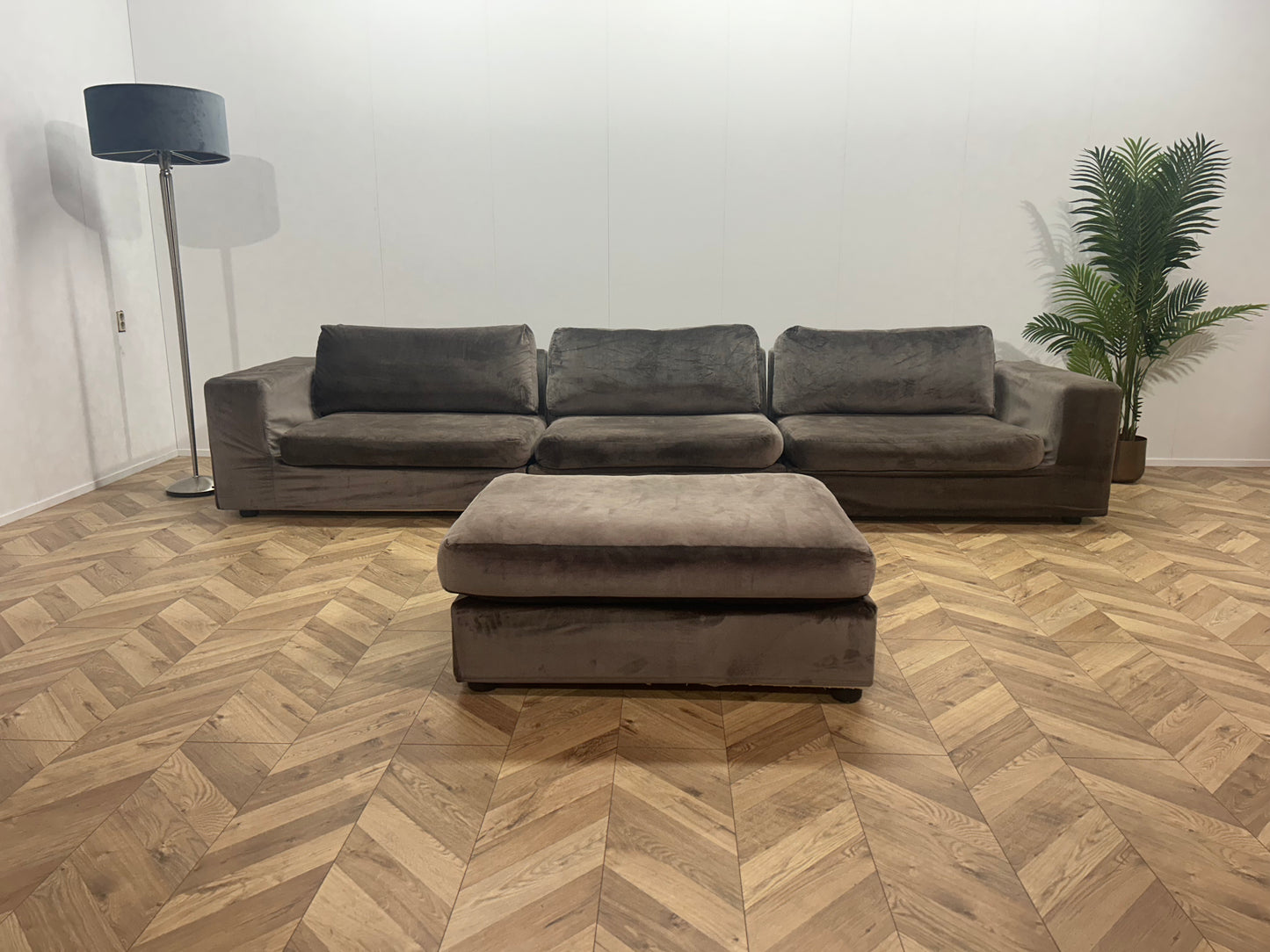 Licht Grijze Velvet 3-Zits Bank Inc. Hocker ~ Losse Kussens Met Afneembare Hoezen