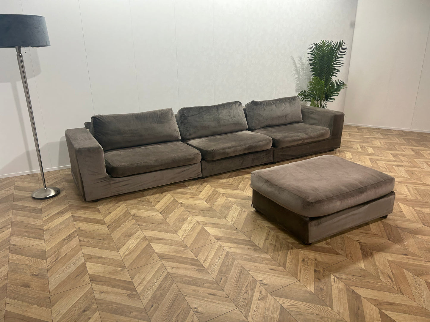 Licht Grijze Velvet 3-Zits Bank Inc. Hocker ~ Losse Kussens Met Afneembare Hoezen