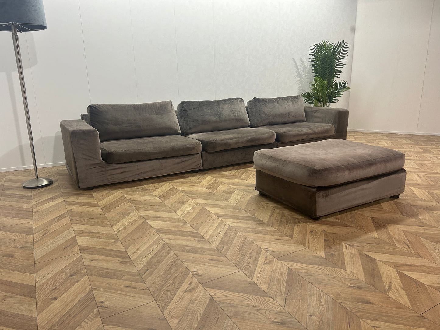 Licht Grijze Velvet 3-Zits Bank Inc. Hocker ~ Losse Kussens Met Afneembare Hoezen