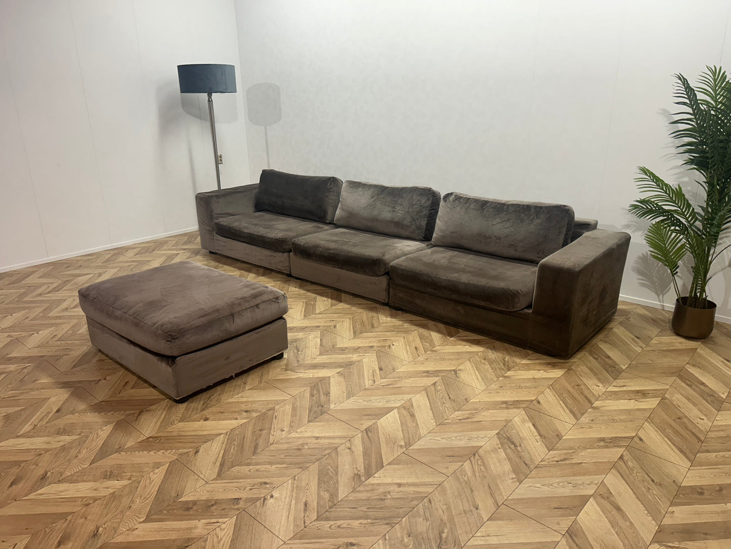 Licht Grijze Velvet 3-Zits Bank Inc. Hocker ~ Losse Kussens Met Afneembare Hoezen