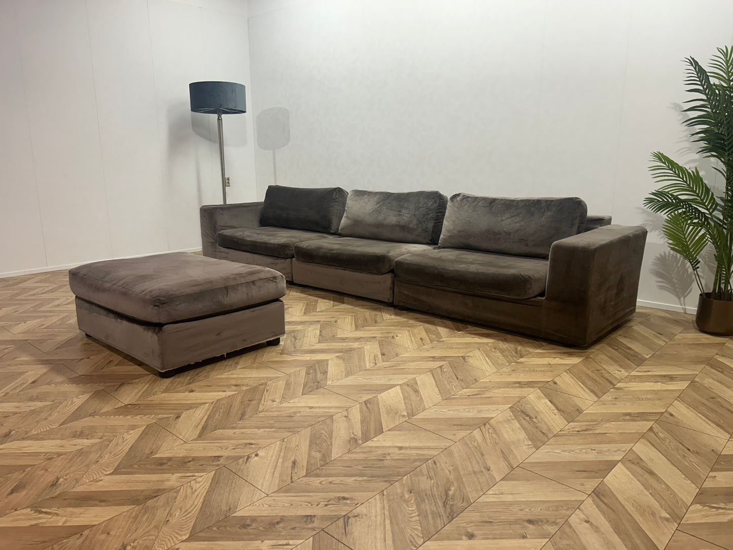 Licht Grijze Velvet 3-Zits Bank Inc. Hocker ~ Losse Kussens Met Afneembare Hoezen