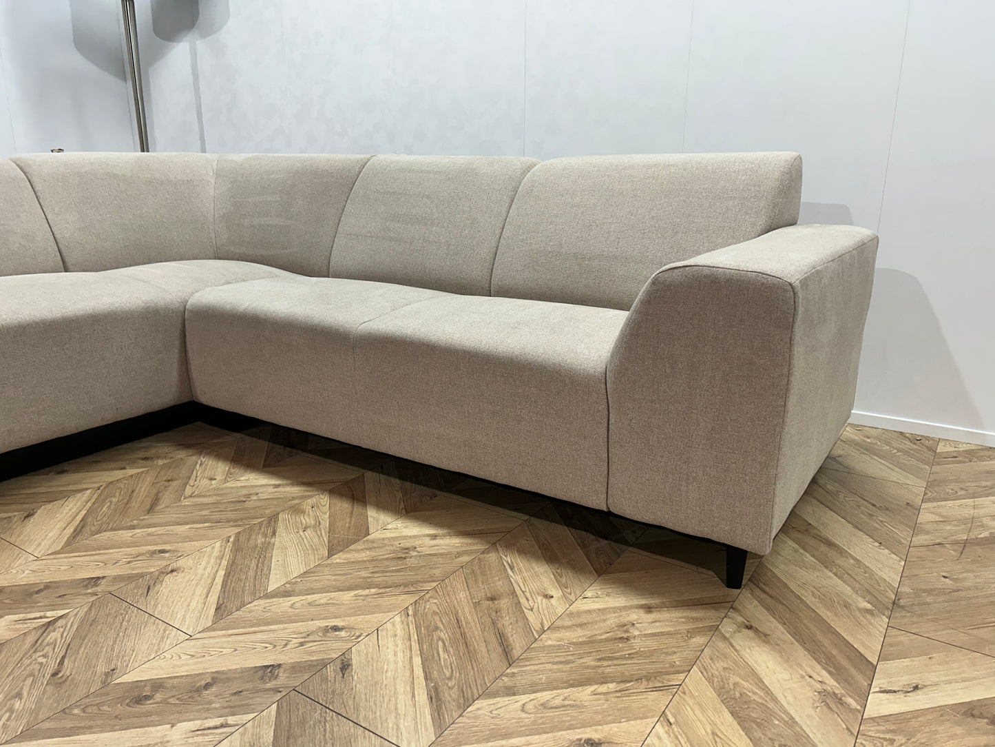 Beige Hoekbank Inc. Hocker ~ Vaste Kussens