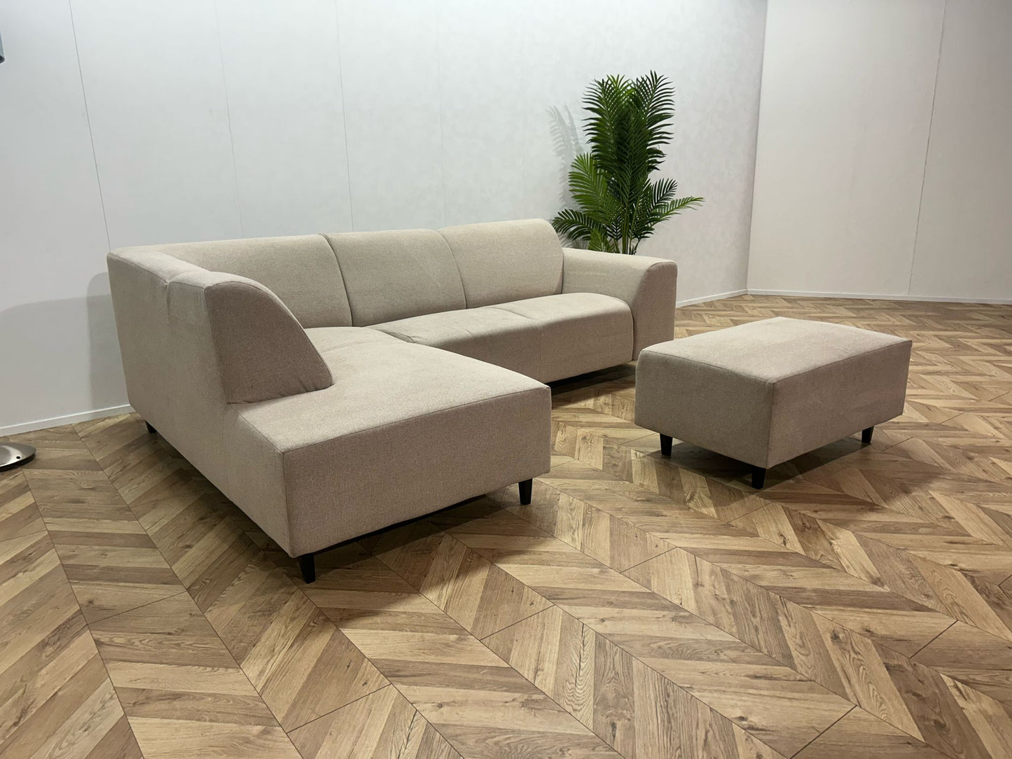 Beige Hoekbank Inc. Hocker ~ Vaste Kussens