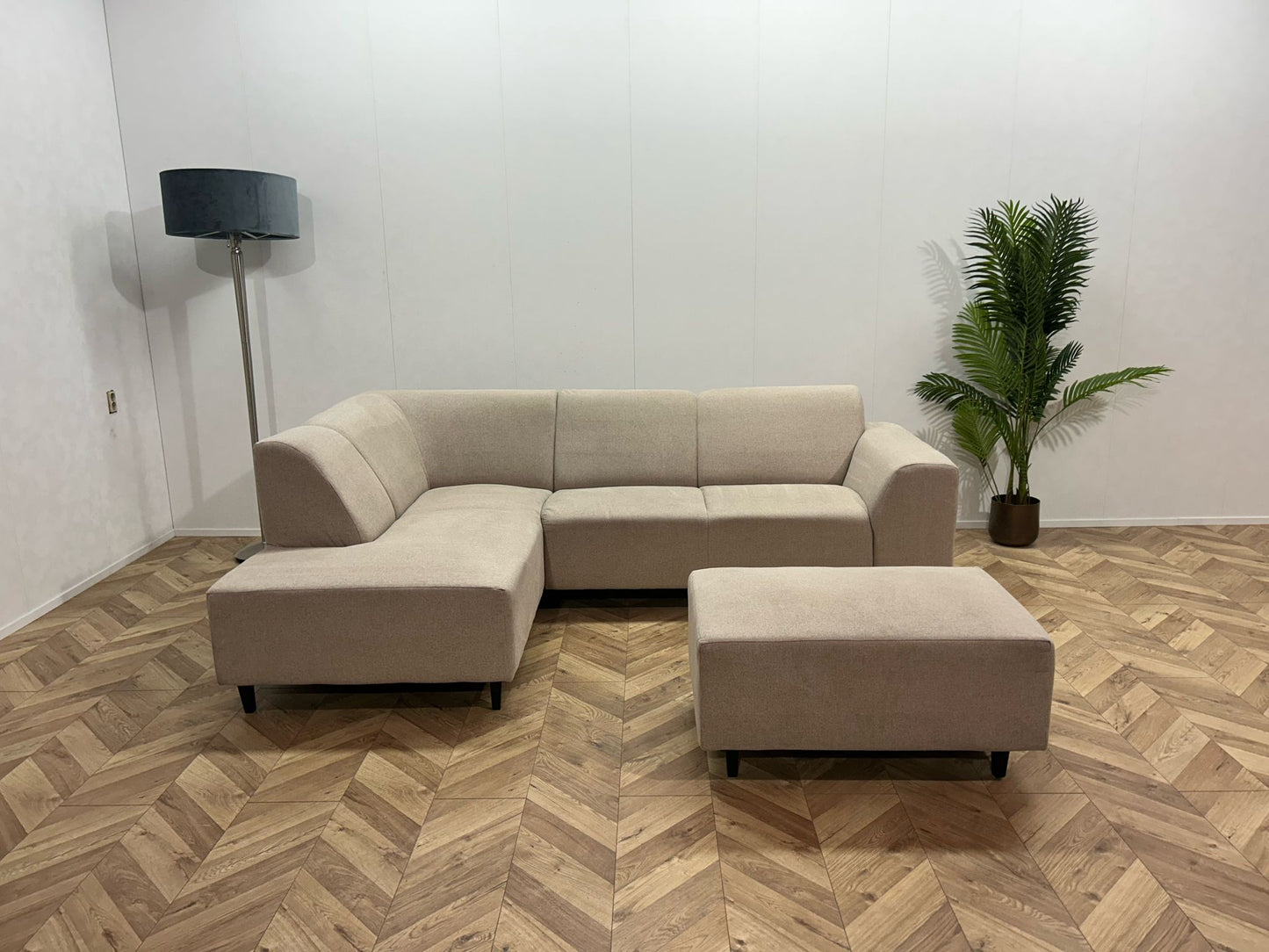 Beige Hoekbank Inc. Hocker ~ Vaste Kussens