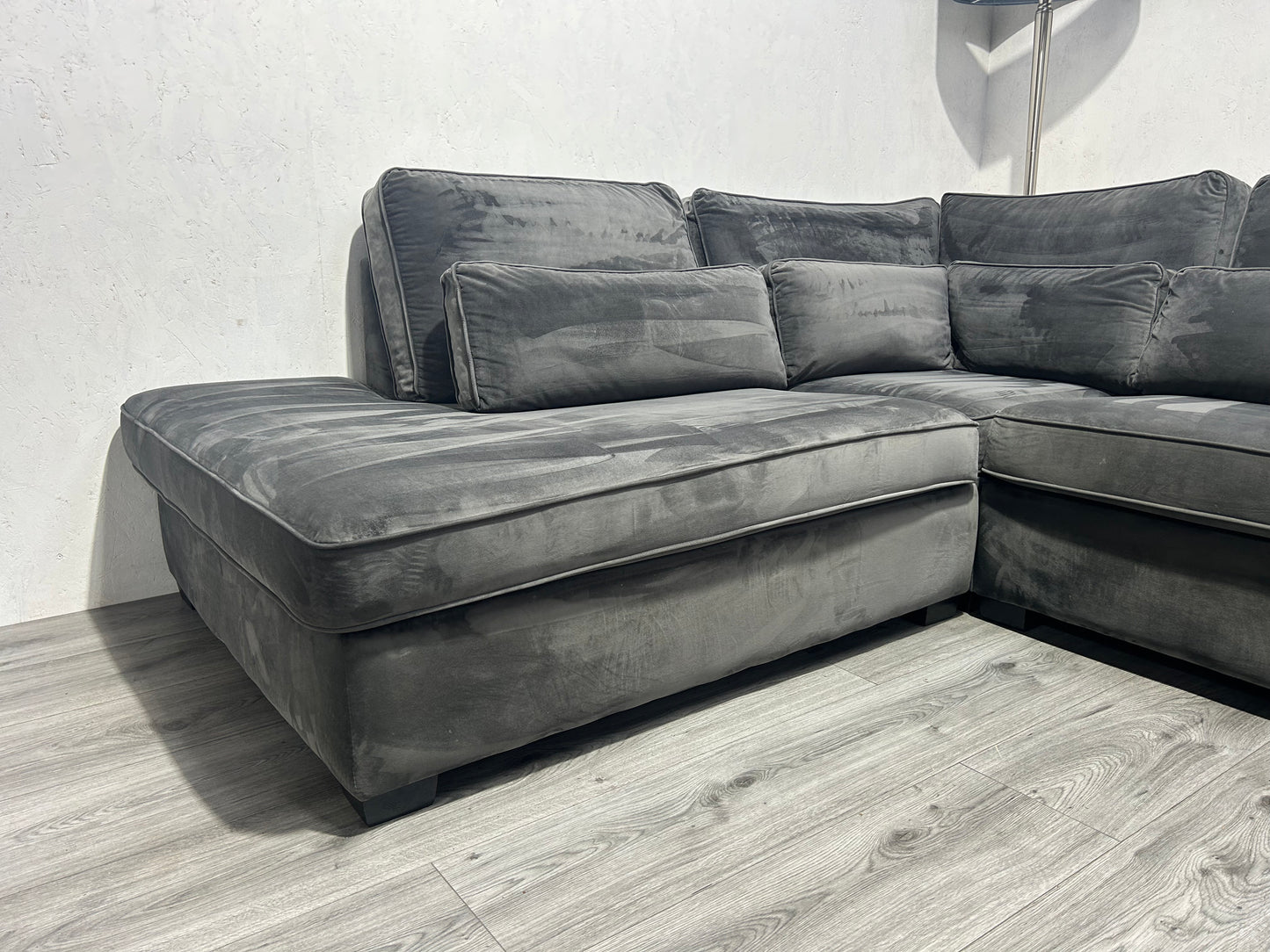 !Showroom Model! Antraciet Velvet Hoekbank ~ Losse Kussens Met Afneembare Hoezen