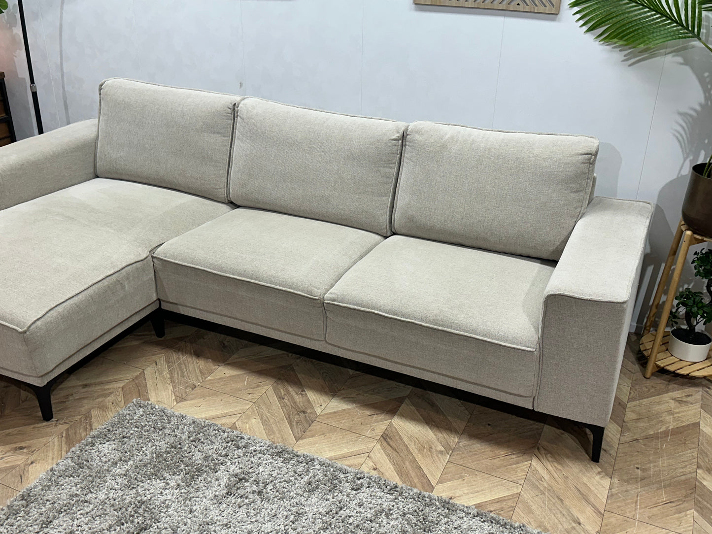 Beige Suède Stoffen Hoekbank ~ Losse Rugkussens Met Afneembare Hoezen