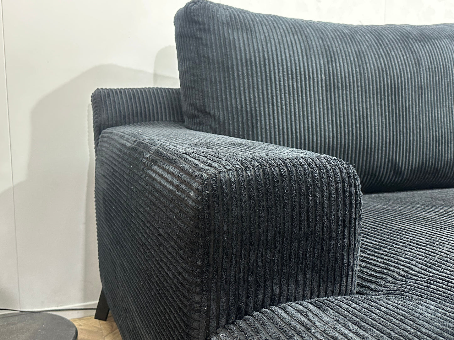 Zwarte Ribstof Hoekbank ~ Losse Rugkussens Met Afneembare Hoezen