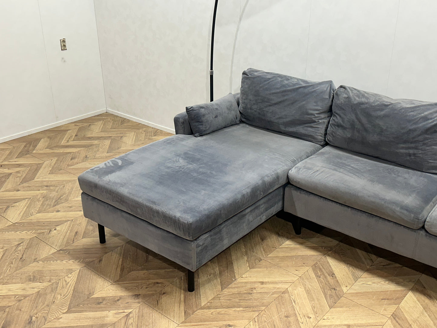 Grijze Velvet Hoekbank ~ Losse Kussens Met Afneembare Hoezen