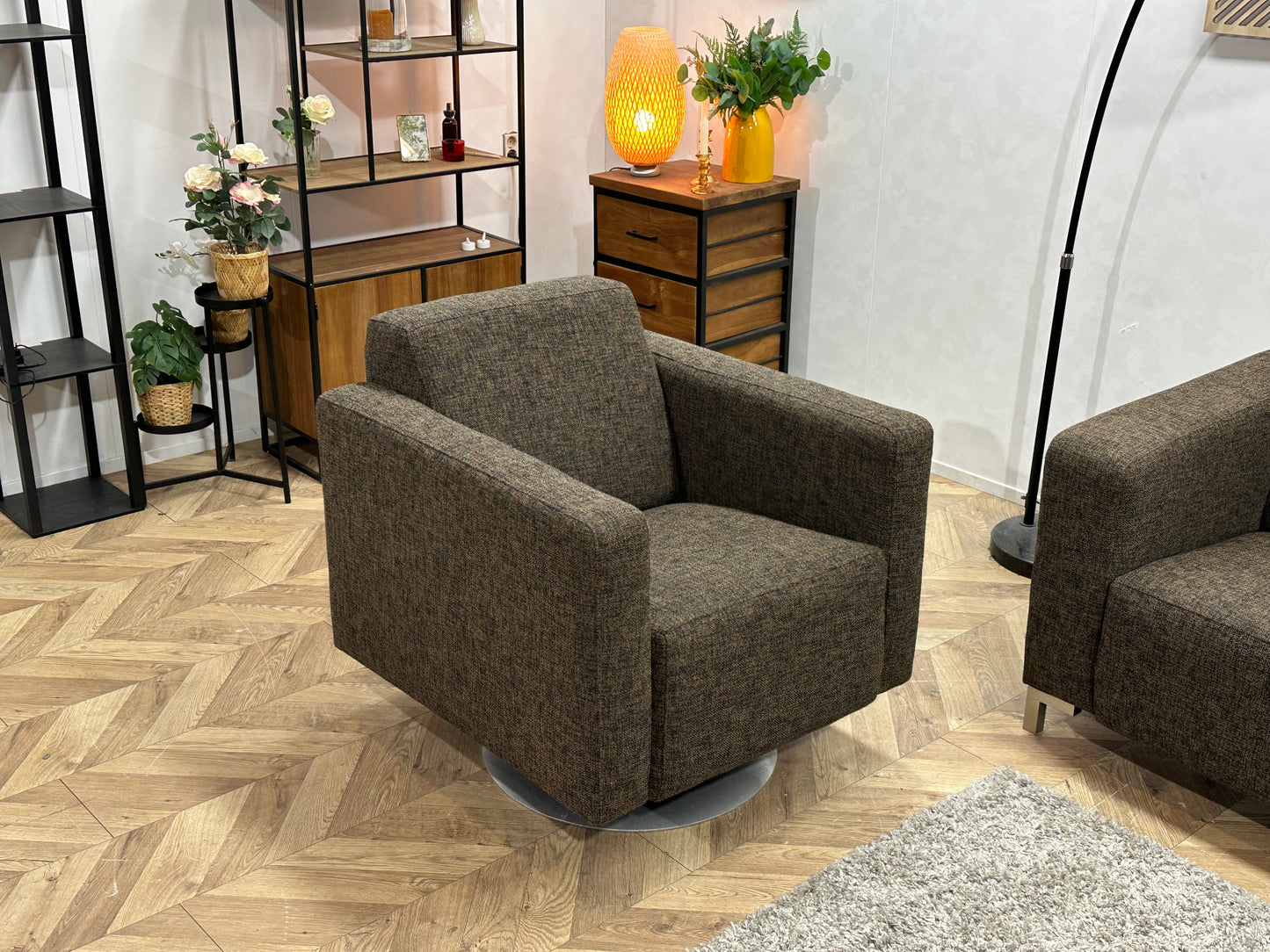 Bruine 2.5-Zits Bank Inc Fauteuil ~ Vaste Kussens