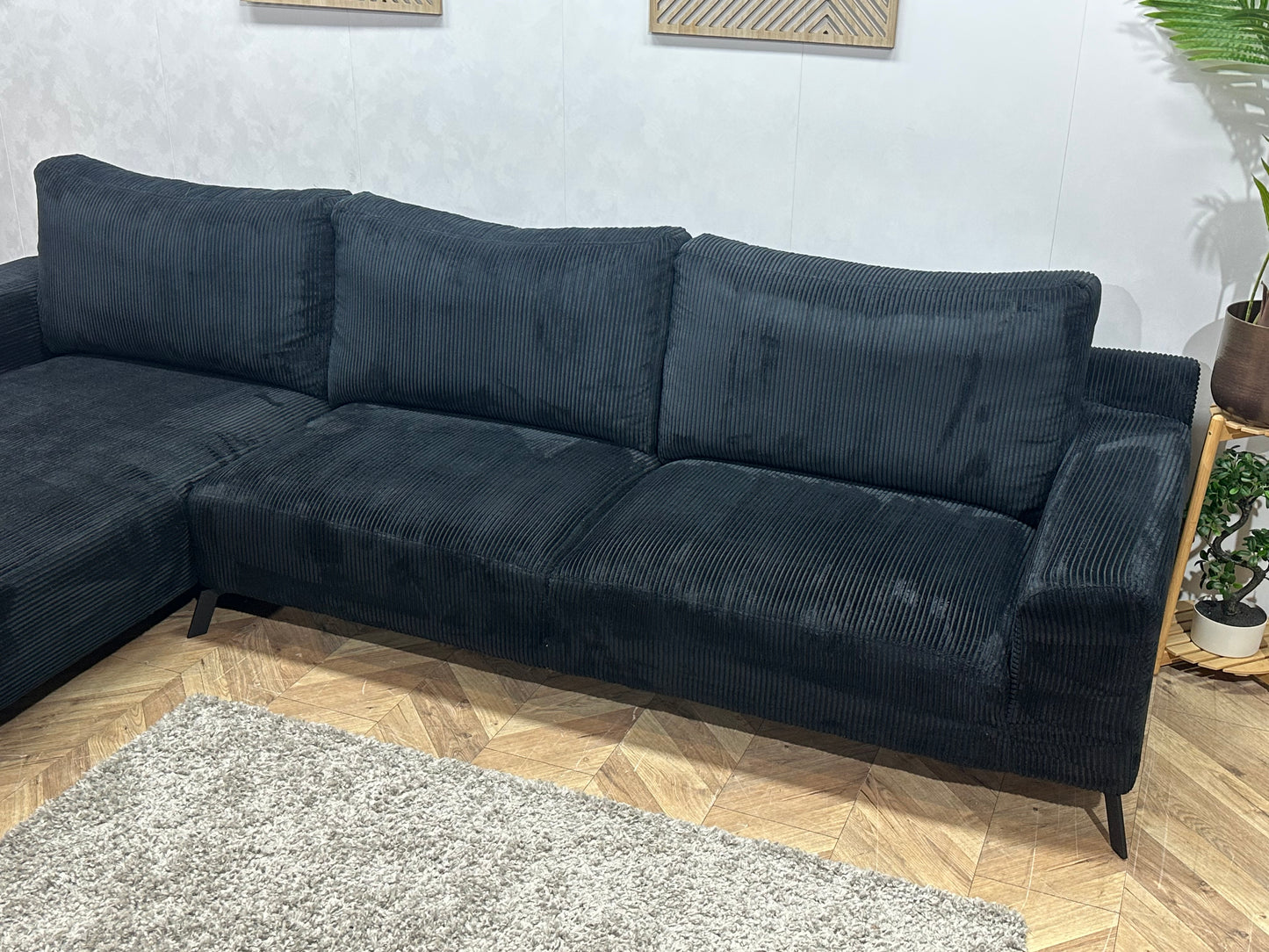 Zwarte Ribstof Hoekbank ~ Losse Rugkussens Met Afneembare Hoezen