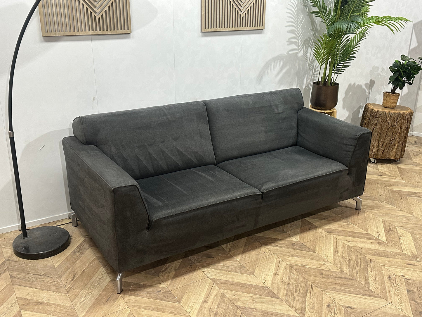 H&H Grijze Suede Stoffen 2.5-Zits Bank ~ Nieuwstaat