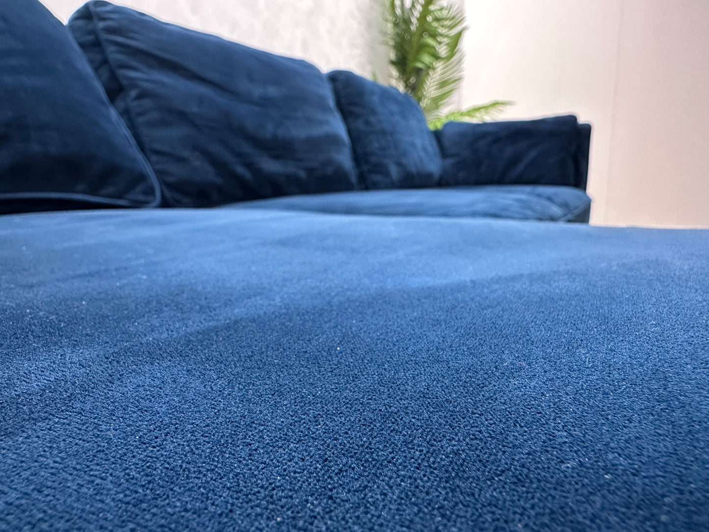 Donker Blauwe Velvet Hoekbank ~ Losse Rugkussens Met Afneembare Hoezen