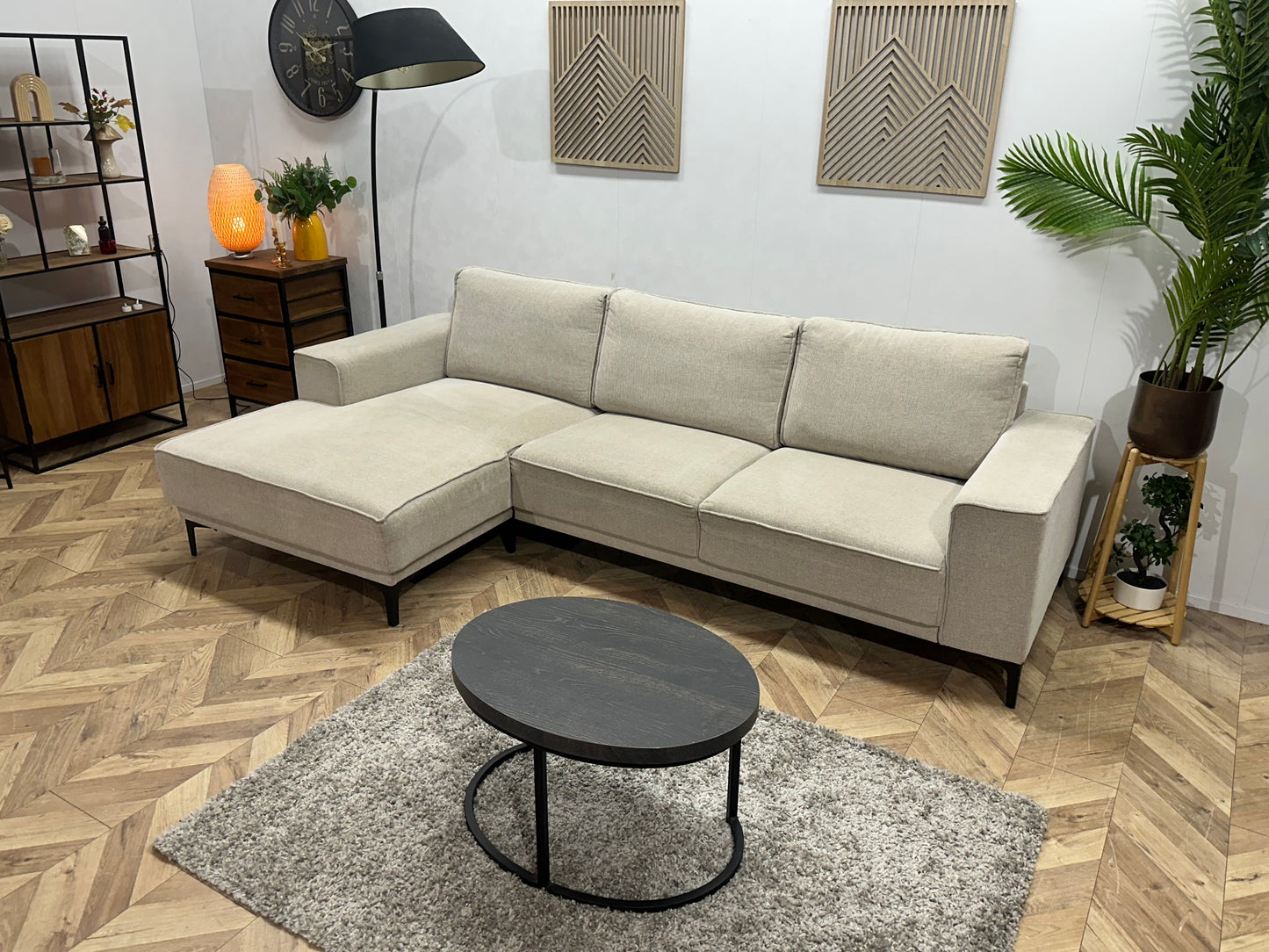 Beige Suède Stoffen Hoekbank ~ Losse Rugkussens Met Afneembare Hoezen