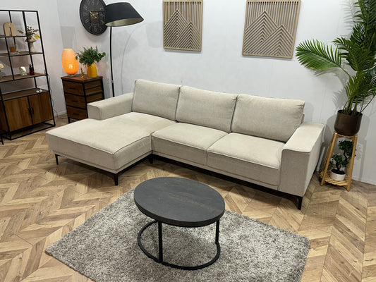 Beige Suède Stoffen Hoekbank ~ Losse Rugkussens Met Afneembare Hoezen