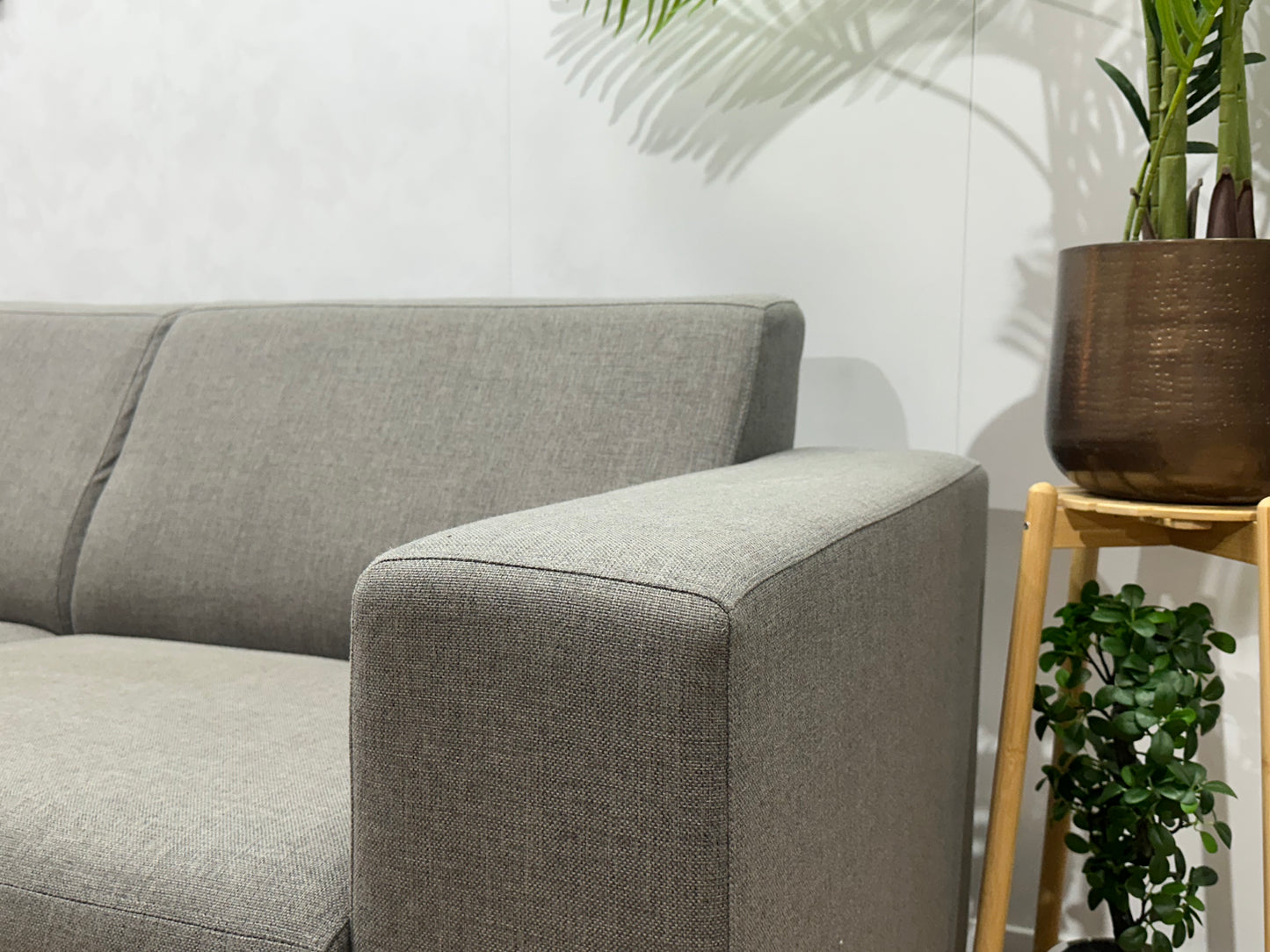 Licht Grijze Hoekbank ~ Vaste Kussens