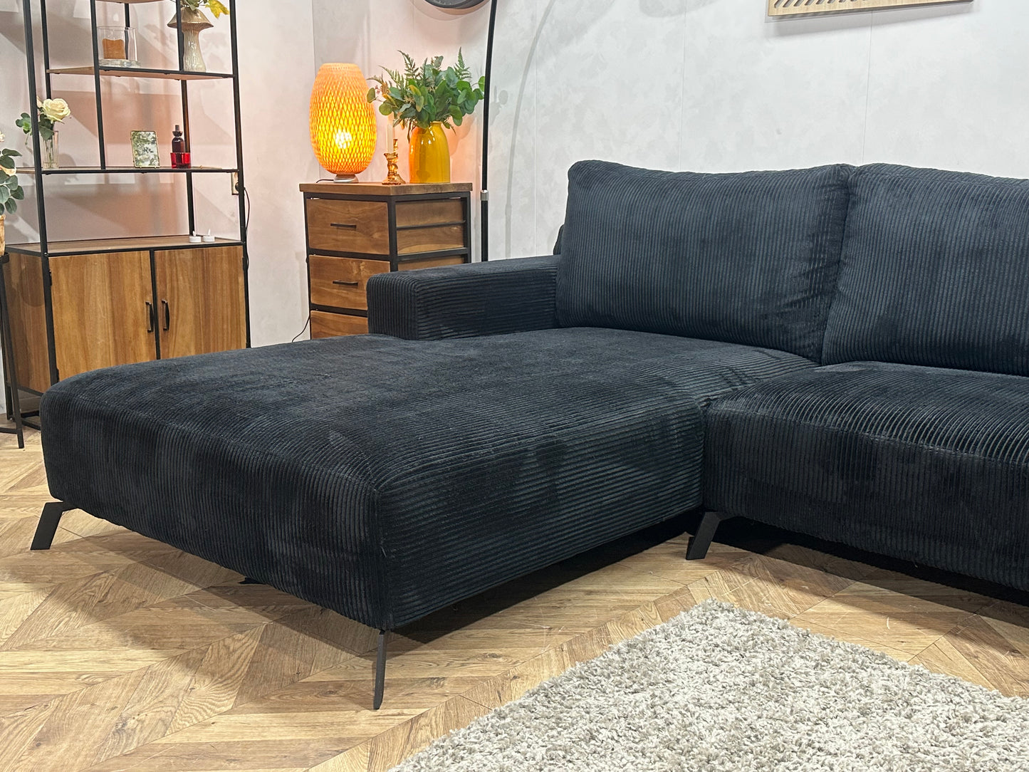 Zwarte Ribstof Hoekbank ~ Losse Rugkussens Met Afneembare Hoezen