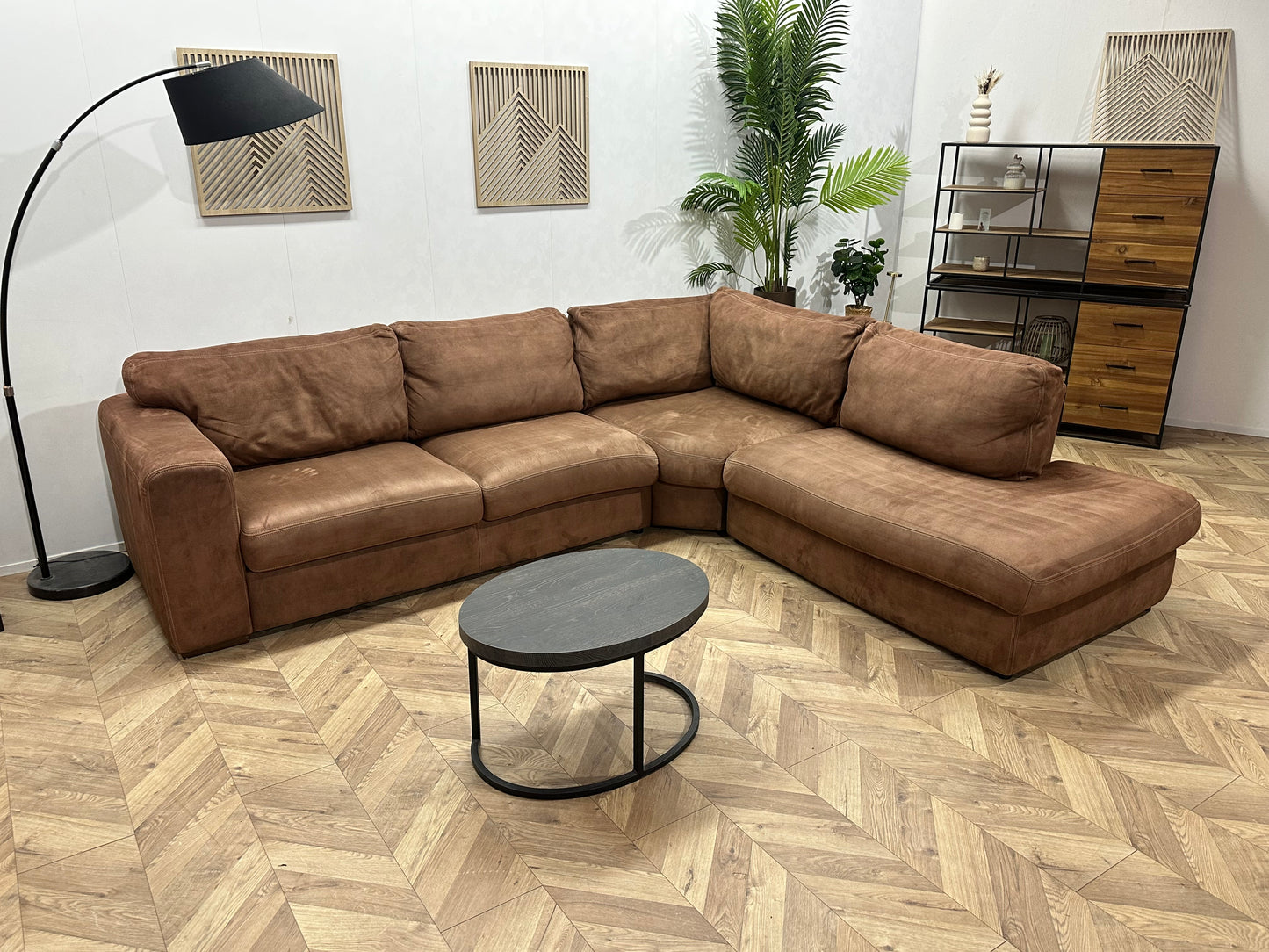 Bruine Suède Stoffen Hoekbank ~ Losse Kussens Met Afneembare Hoezen