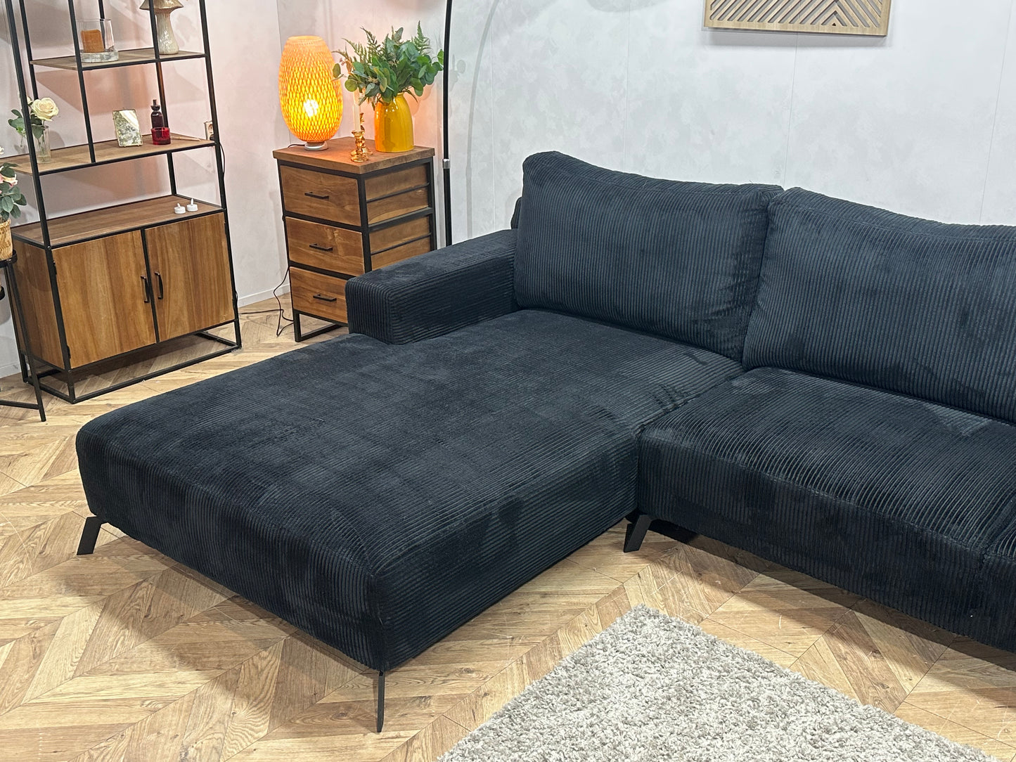 Zwarte Ribstof Hoekbank ~ Losse Rugkussens Met Afneembare Hoezen