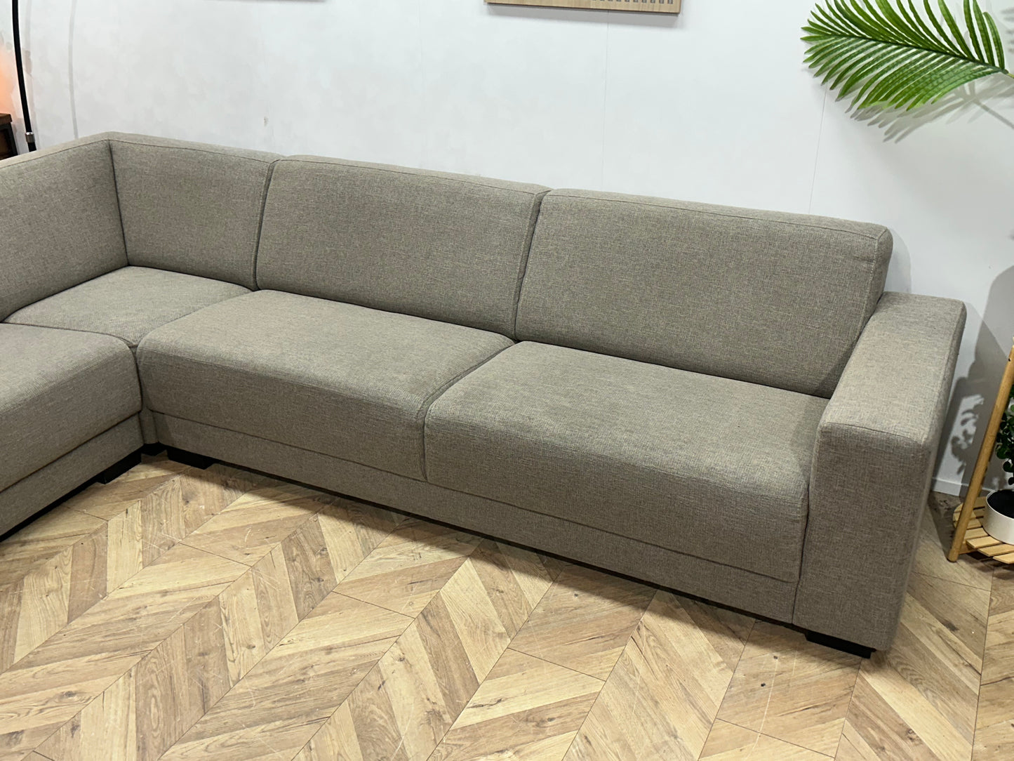 Licht Grijze Hoekbank ~ Vaste Kussens