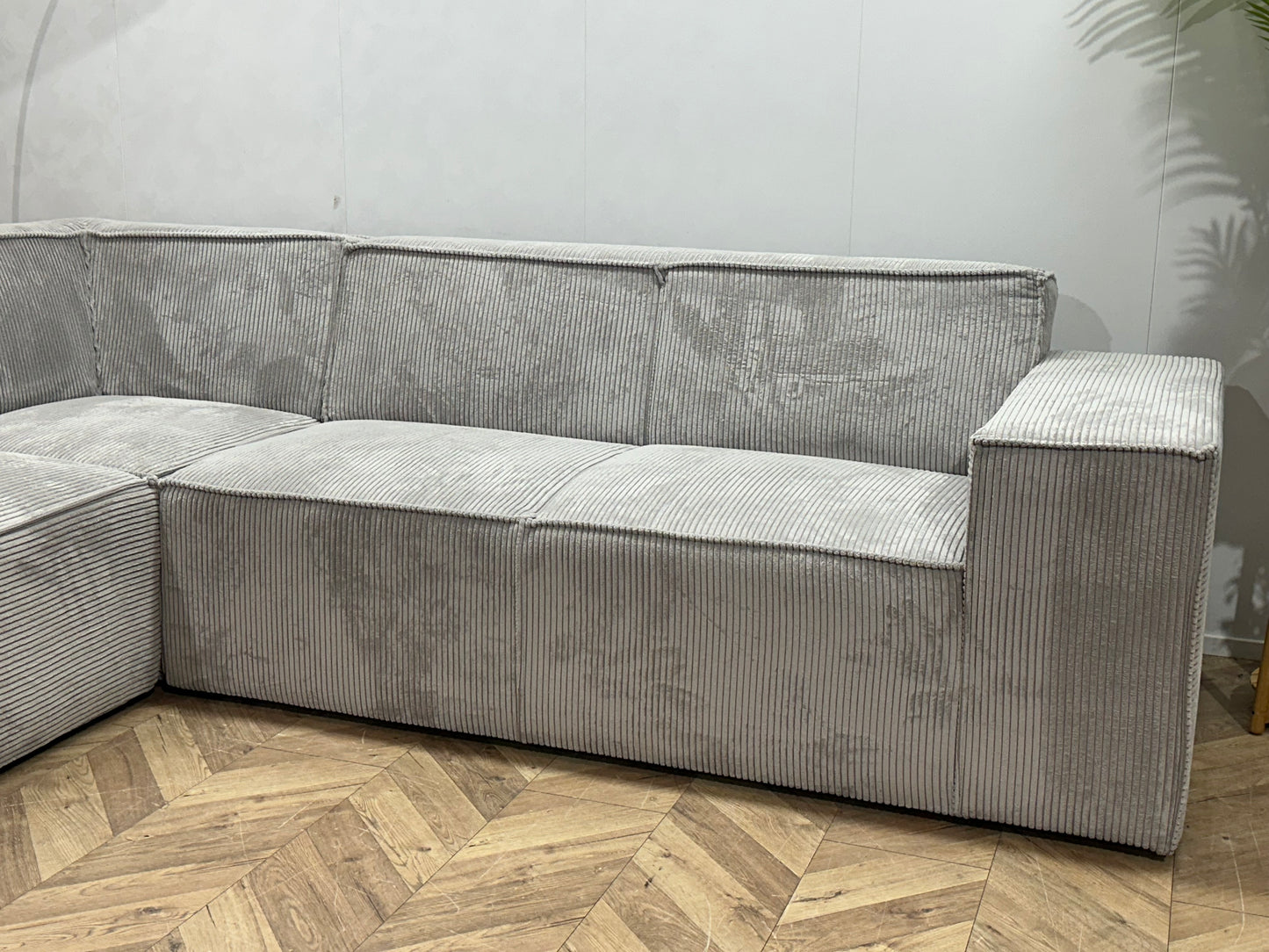 !Showroommodel! Licht Grijze Ribstof Hoekbank