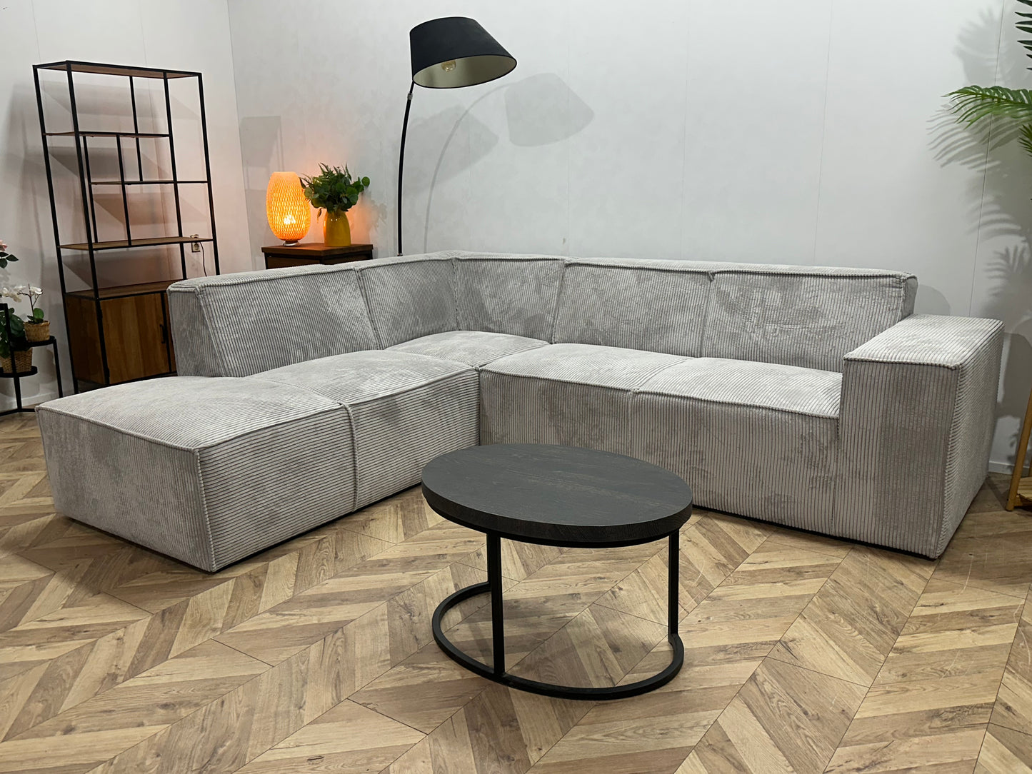 !Showroommodel! Licht Grijze Ribstof Hoekbank